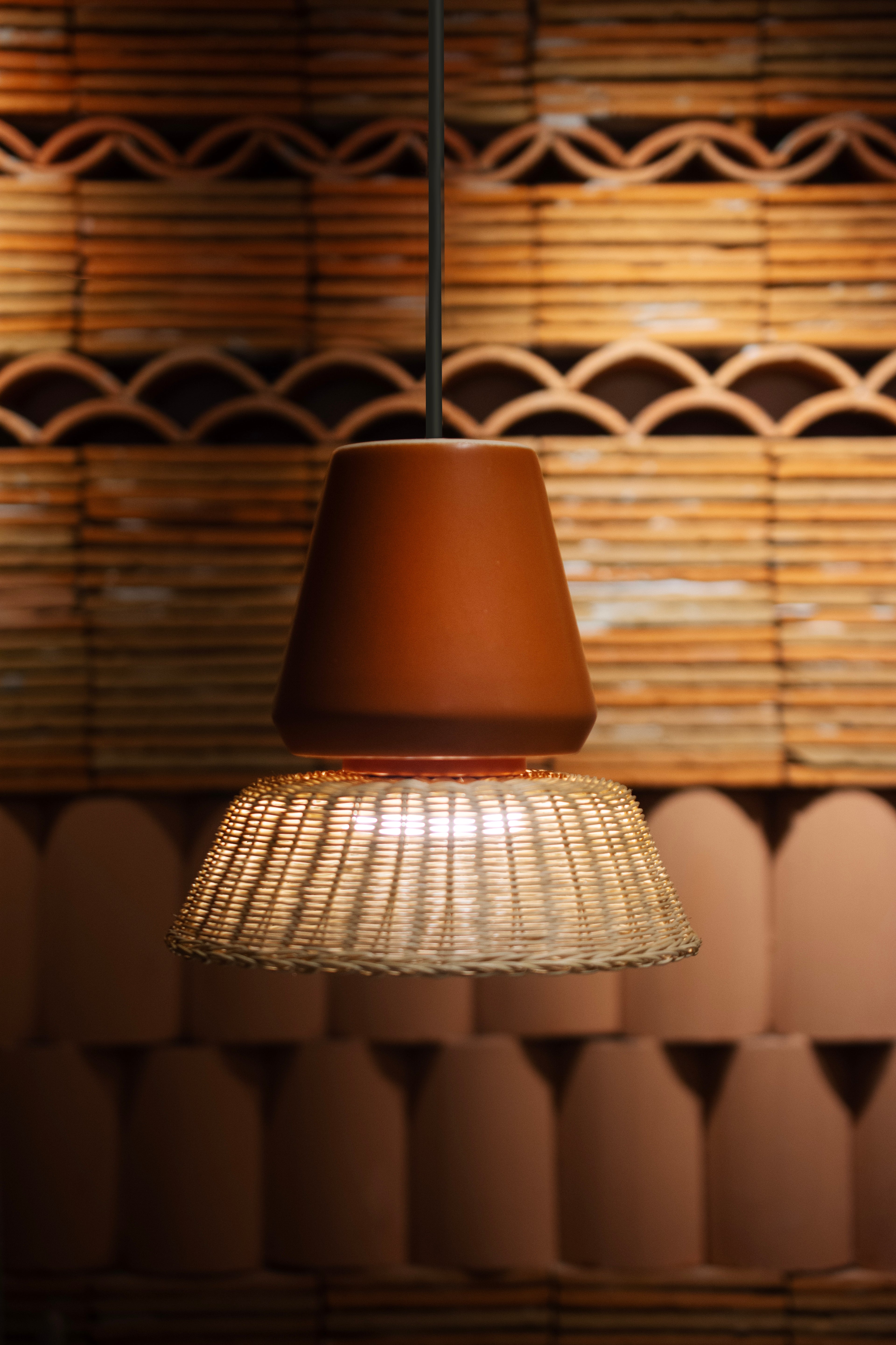 LUCERNA - LÁMPARA COLGANTE DE CERÁMICA Y MIMBRE