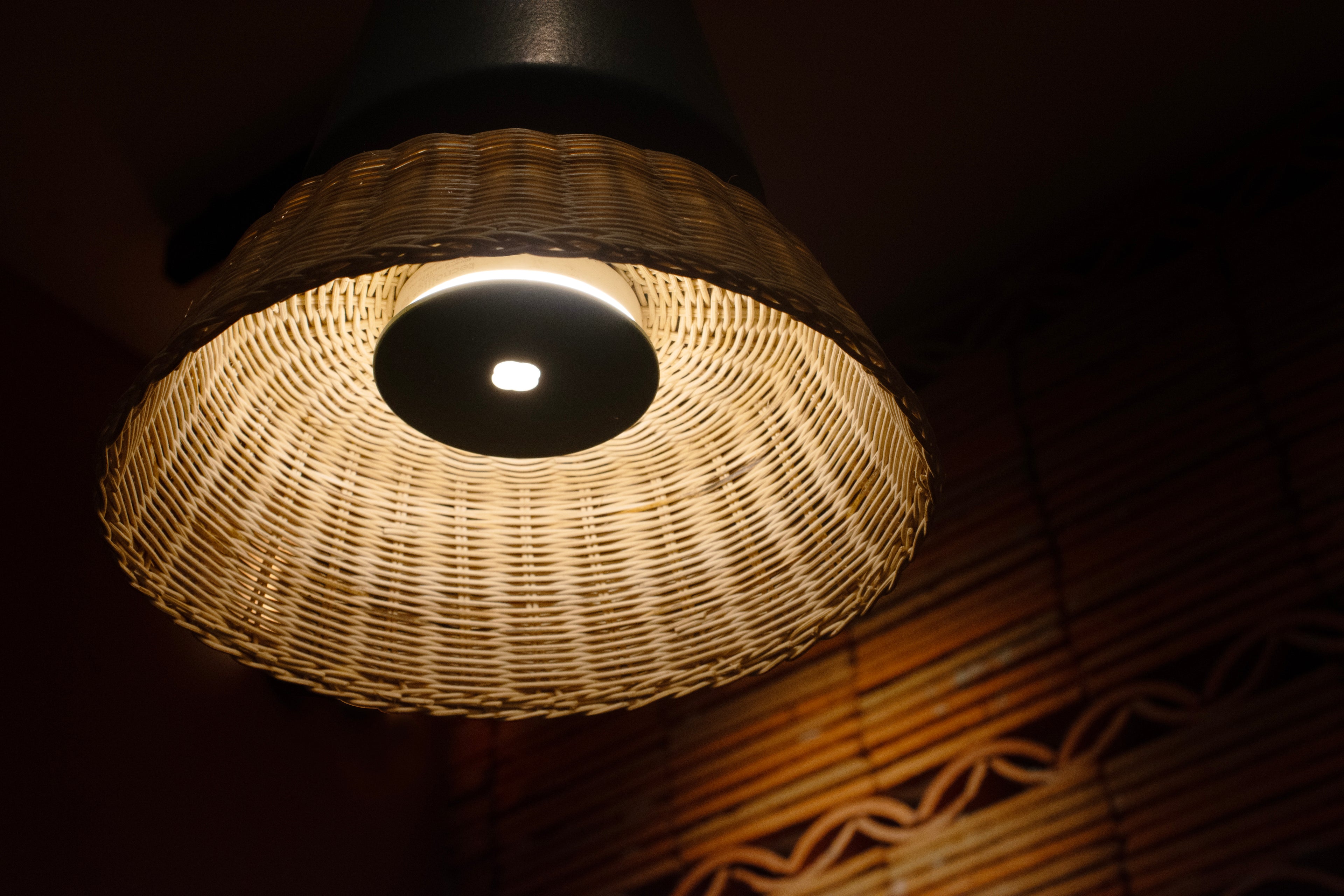 LUCERNA - LÁMPARA COLGANTE DE CERÁMICA Y MIMBRE