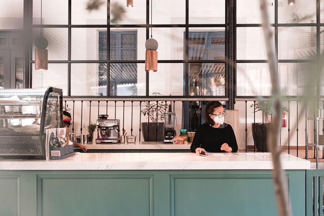 ARIO - LÁMPARA COLGANTE DE BASALTO Y PAROTA