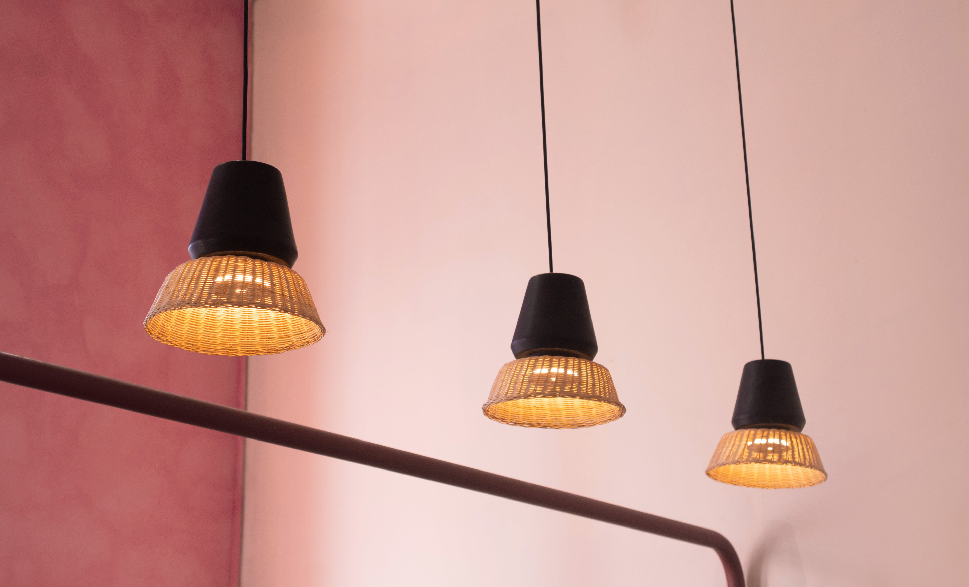 LUCERNA - LÁMPARA COLGANTE DE CERÁMICA Y MIMBRE