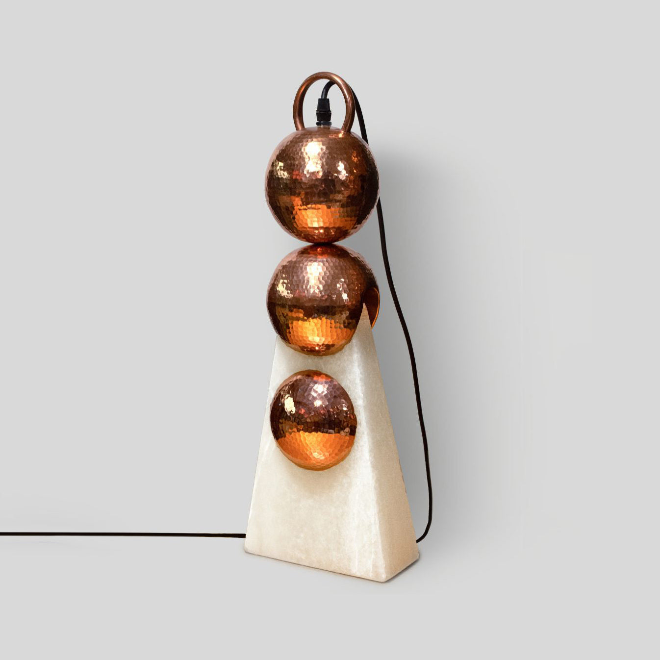 HALO - LÁMPARA DE MESA DE COBRE Y ÓNIX