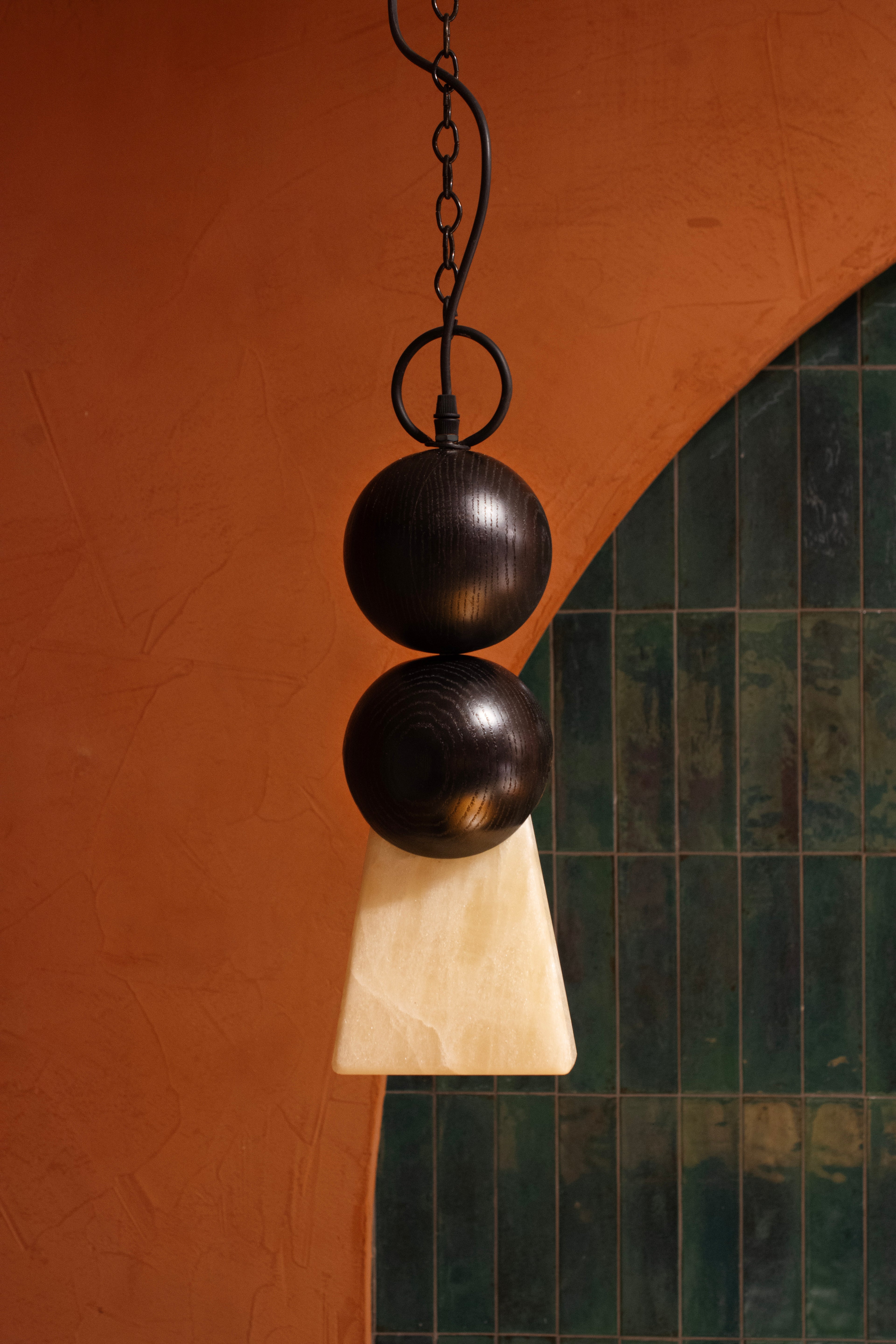 CÁTODO - LÁMPARA COLGANTE DE ENCINO Y ÓNIX