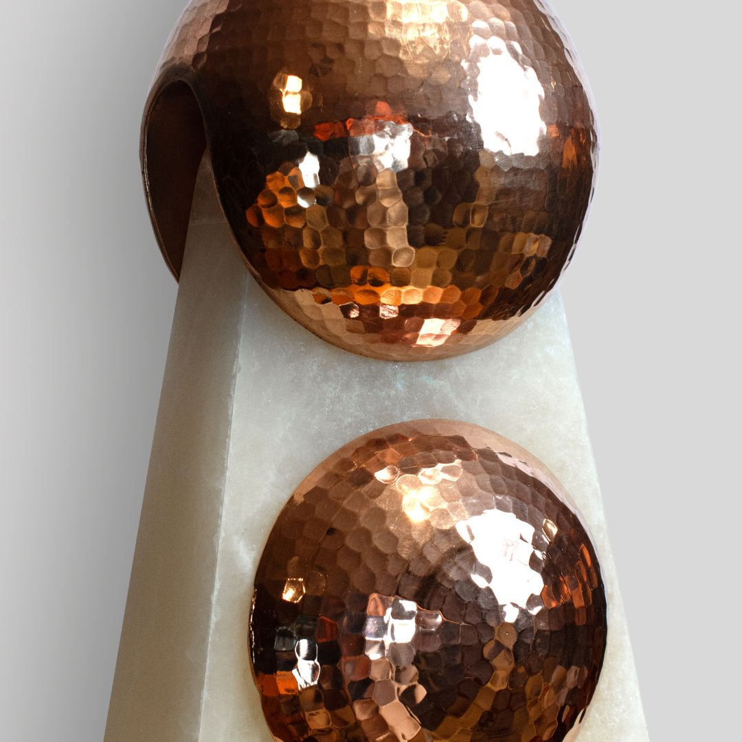 HALO - LÁMPARA DE MESA DE COBRE Y ÓNIX