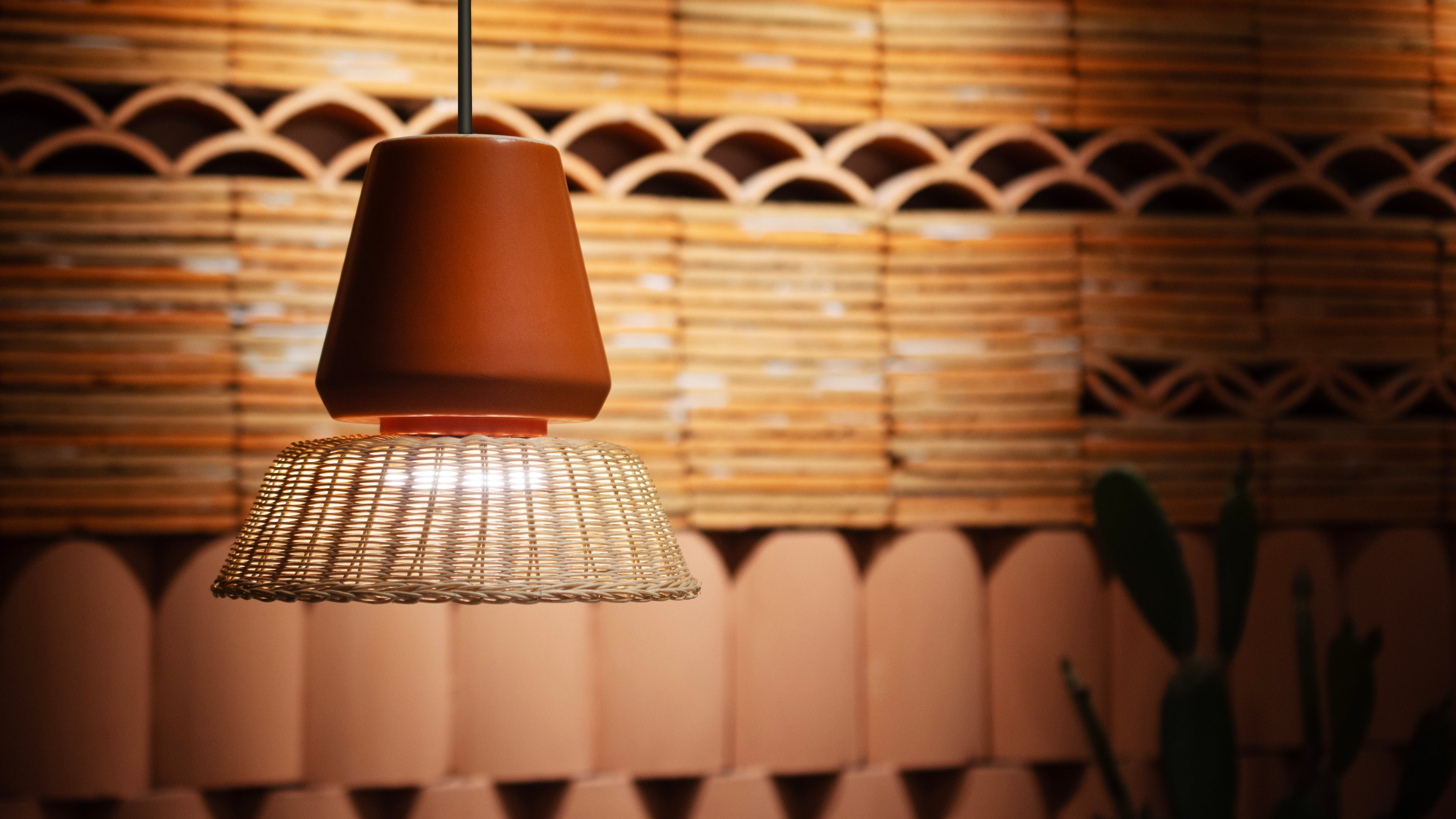 LUCERNA - LÁMPARA COLGANTE DE CERÁMICA Y MIMBRE