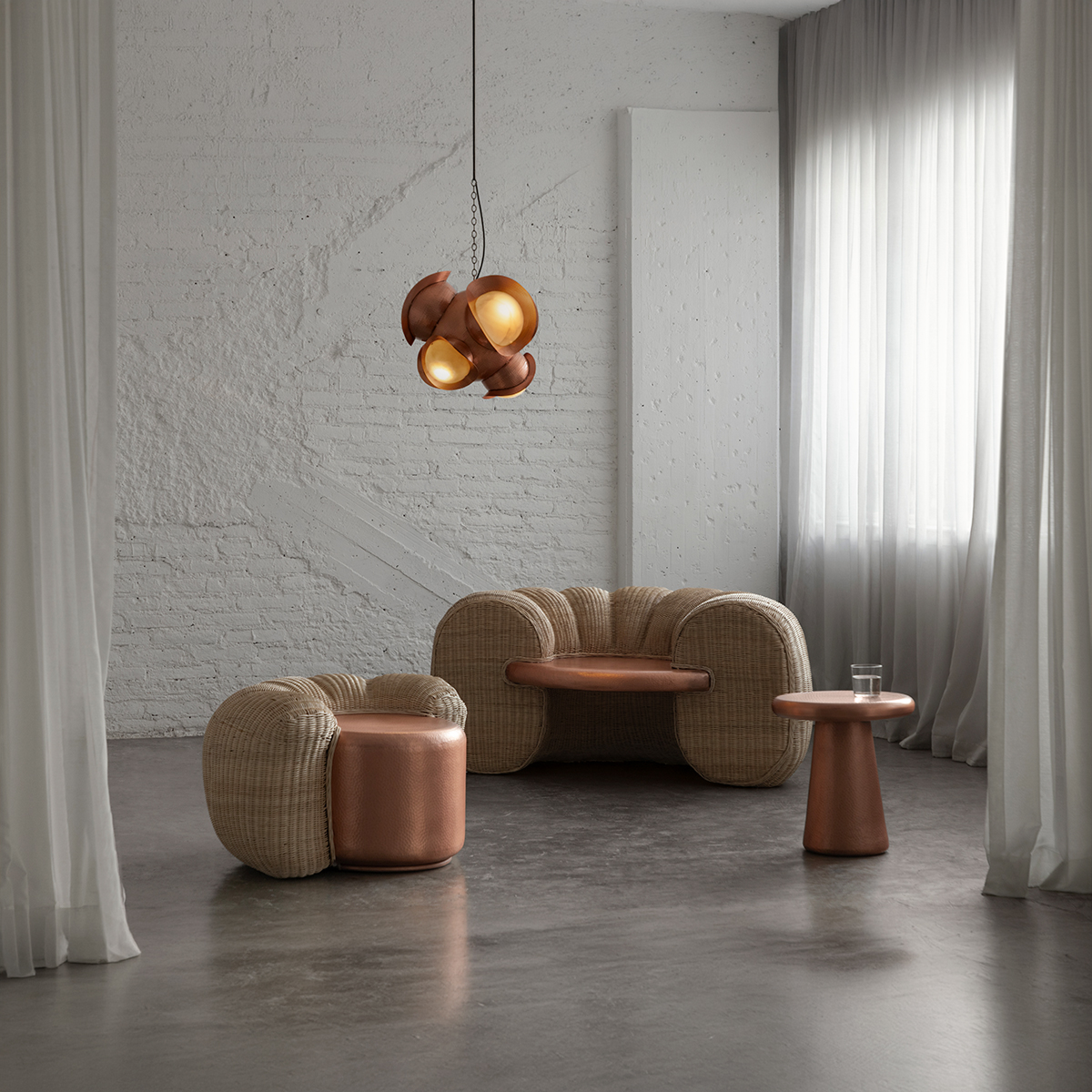 AURA - SILLÓN DE COBRE MARTILLADO Y TEJIDO DE MIMBRE