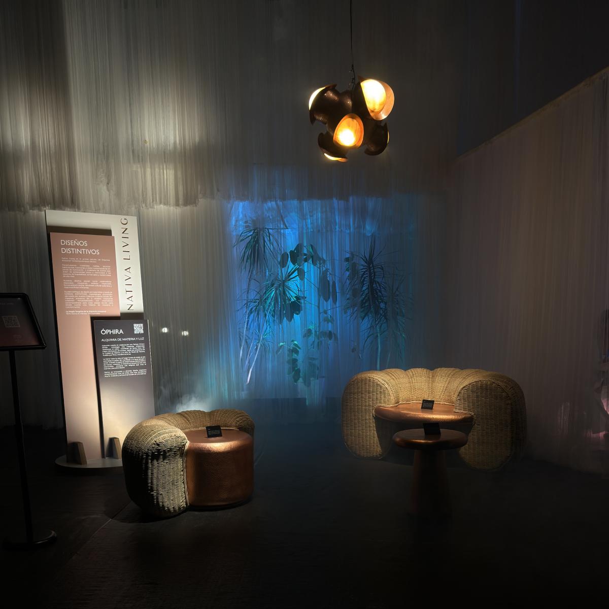 AURA - SILLÓN DE COBRE MARTILLADO Y TEJIDO DE MIMBRE