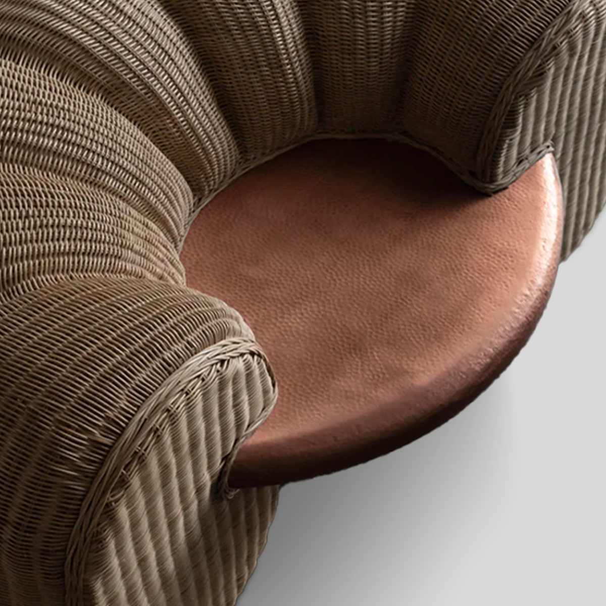 AURA - SILLÓN DE COBRE MARTILLADO Y TEJIDO DE MIMBRE
