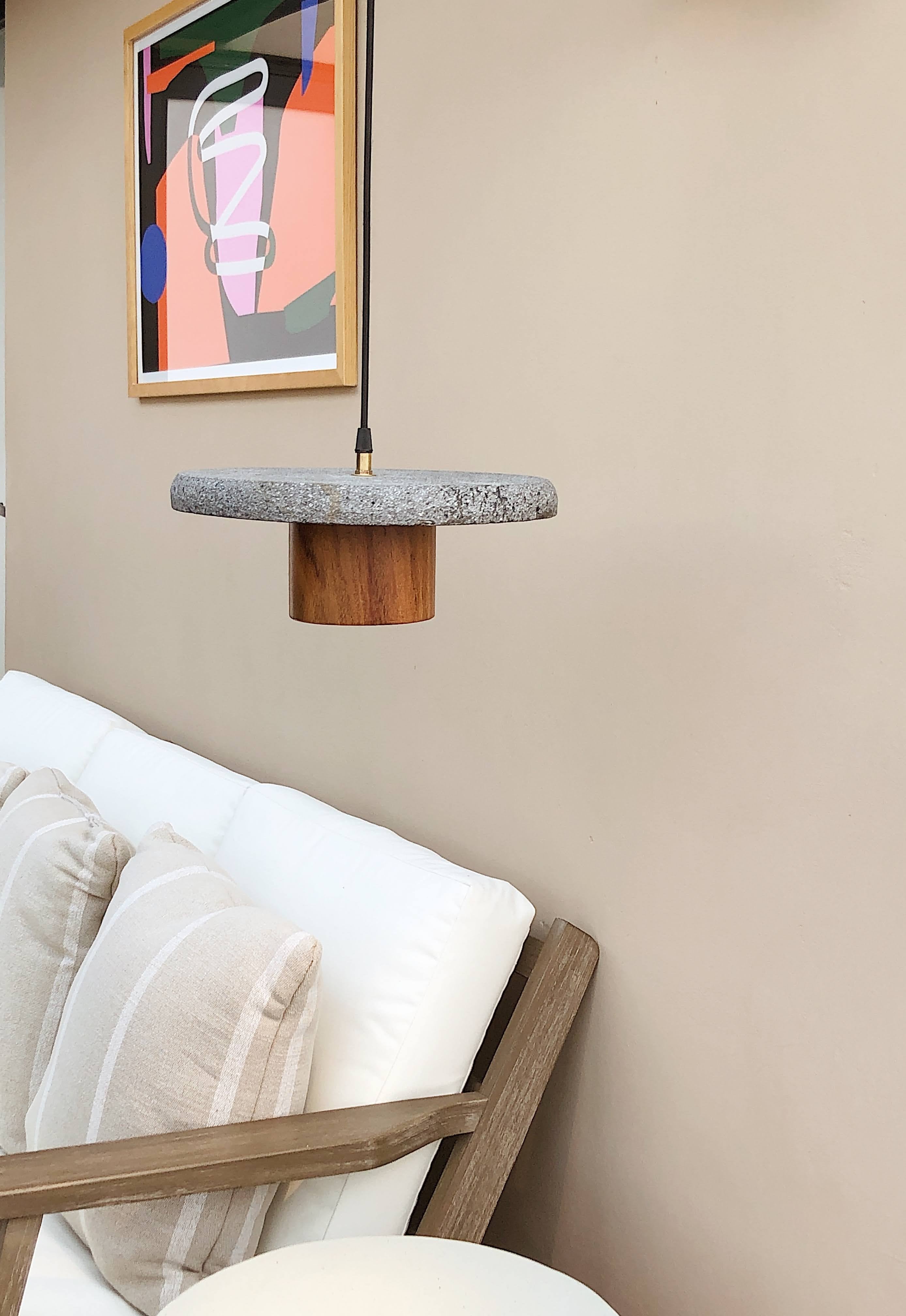 TACÁ - LÁMPARA COLGANTE DE BASALTO Y PAROTA