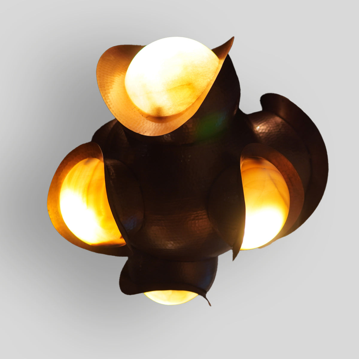 CELIS - LÁMPARA COLGANTE DE COBRE MARTILLADO CON PANTALLAS DE ÓNIX