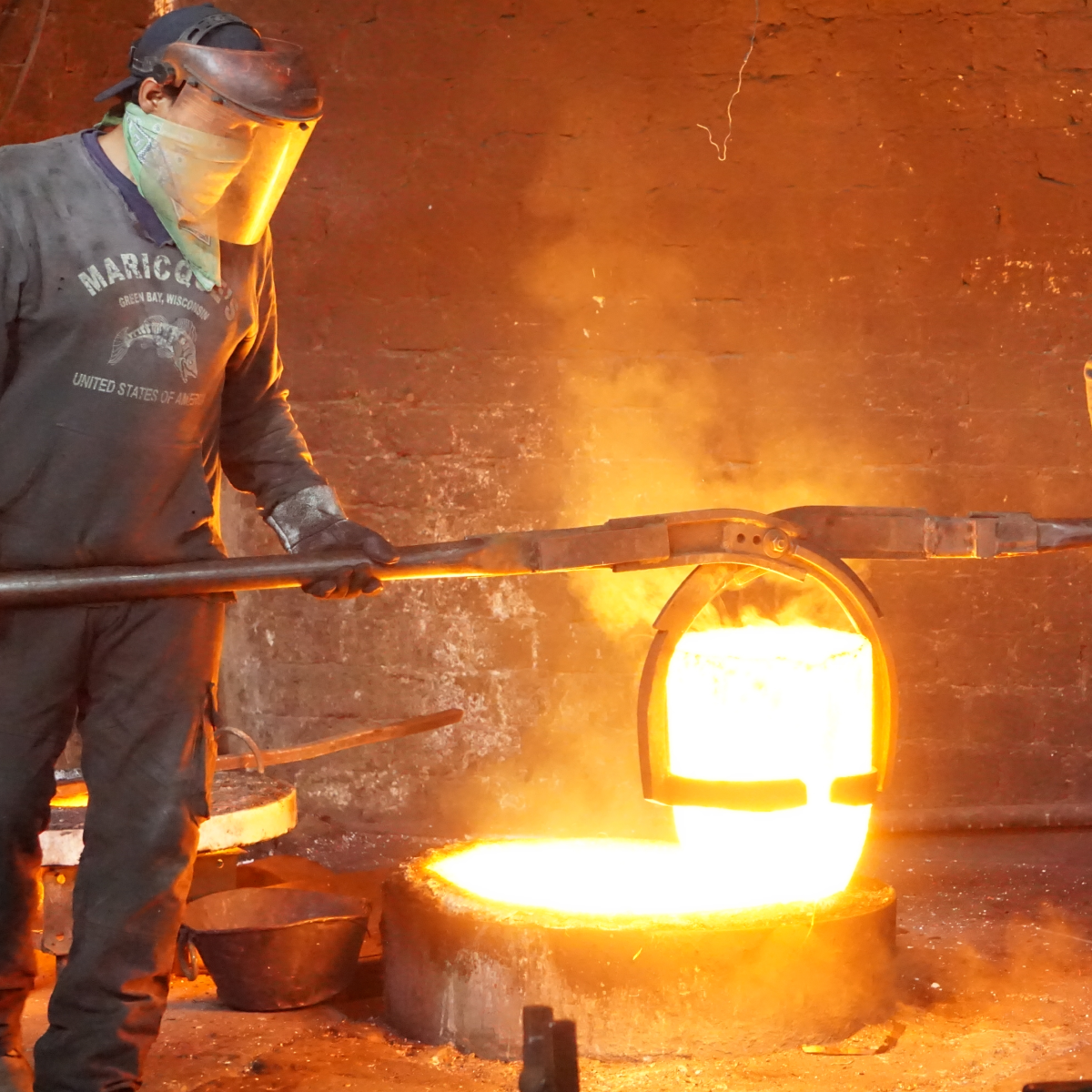 CELIS - LÁMPARA COLGANTE DE COBRE MARTILLADO CON PANTALLAS DE ÓNIX