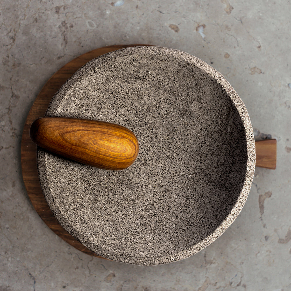 NATIVO - MOLCAJETE DE PIEDRA CON MAZO DE TZALAM