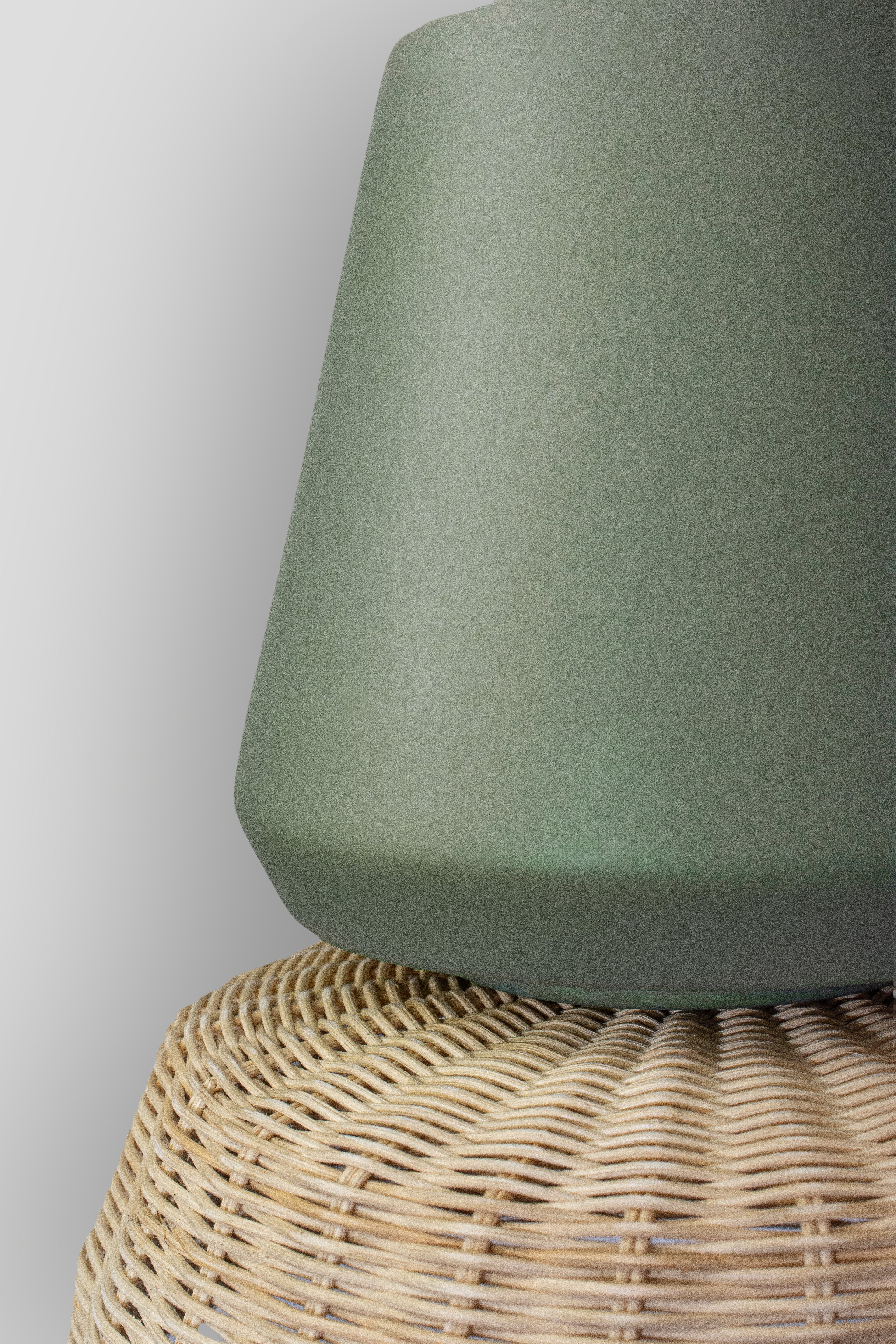 LUCERNA - LÁMPARA COLGANTE DE CERÁMICA Y MIMBRE