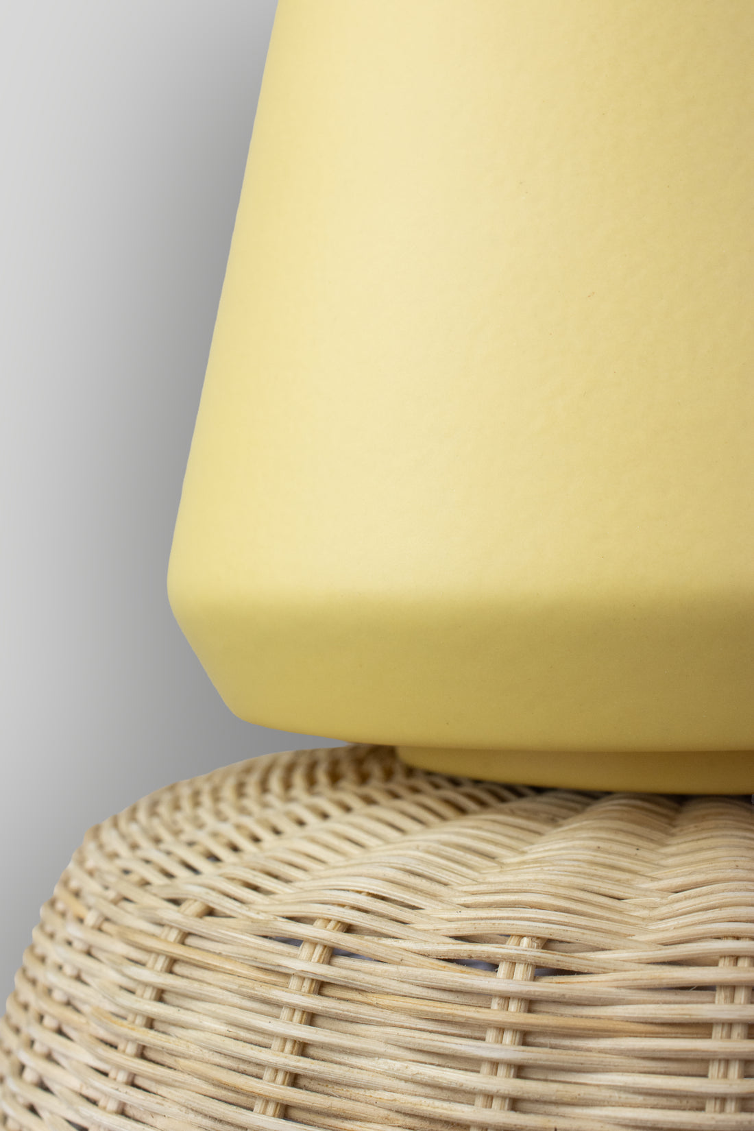 LUCERNA - LÁMPARA COLGANTE DE CERÁMICA Y MIMBRE