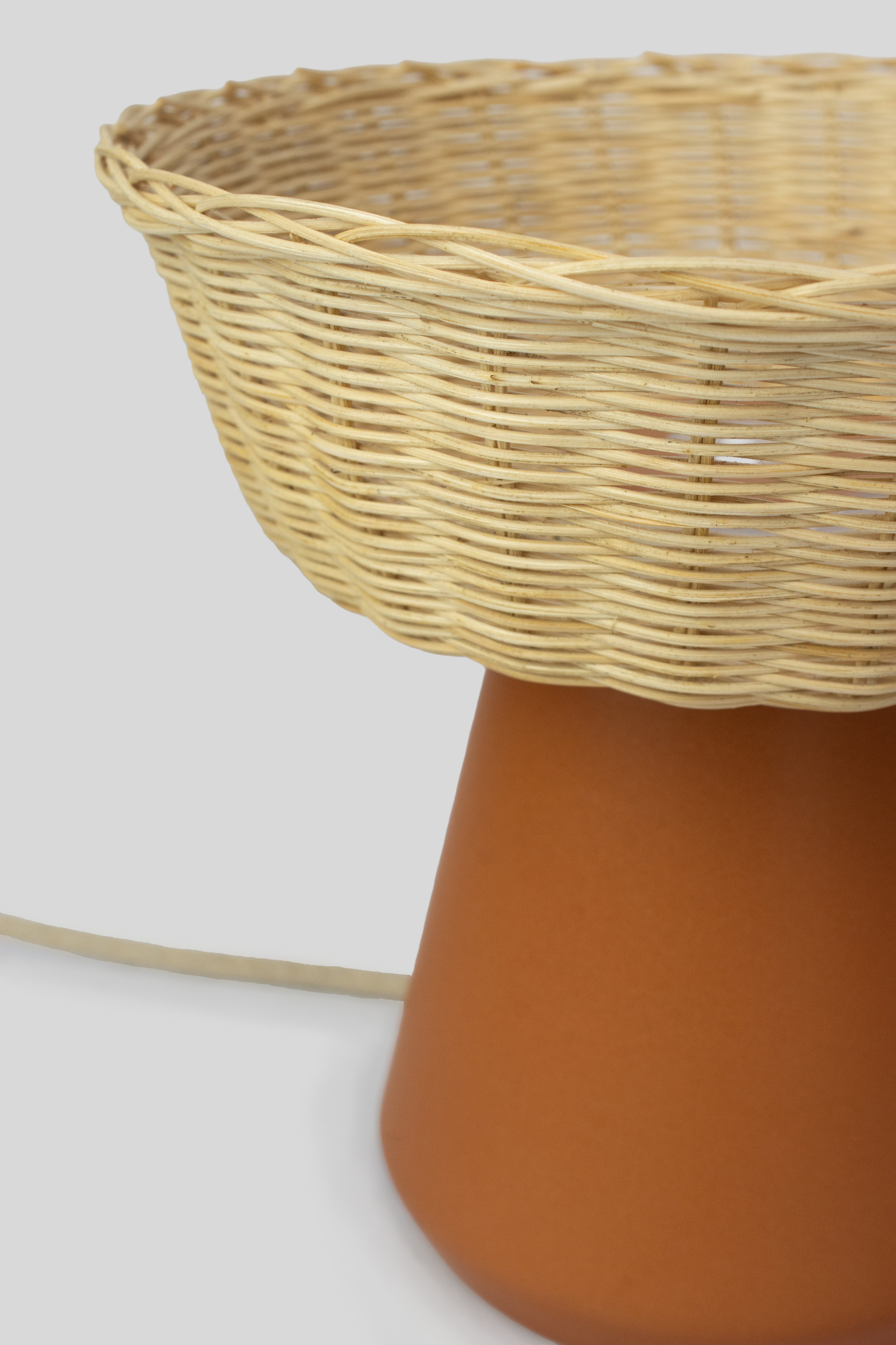 NAHUA - LÁMPARA DE MESA DE CERÁMICA Y MIMBRE