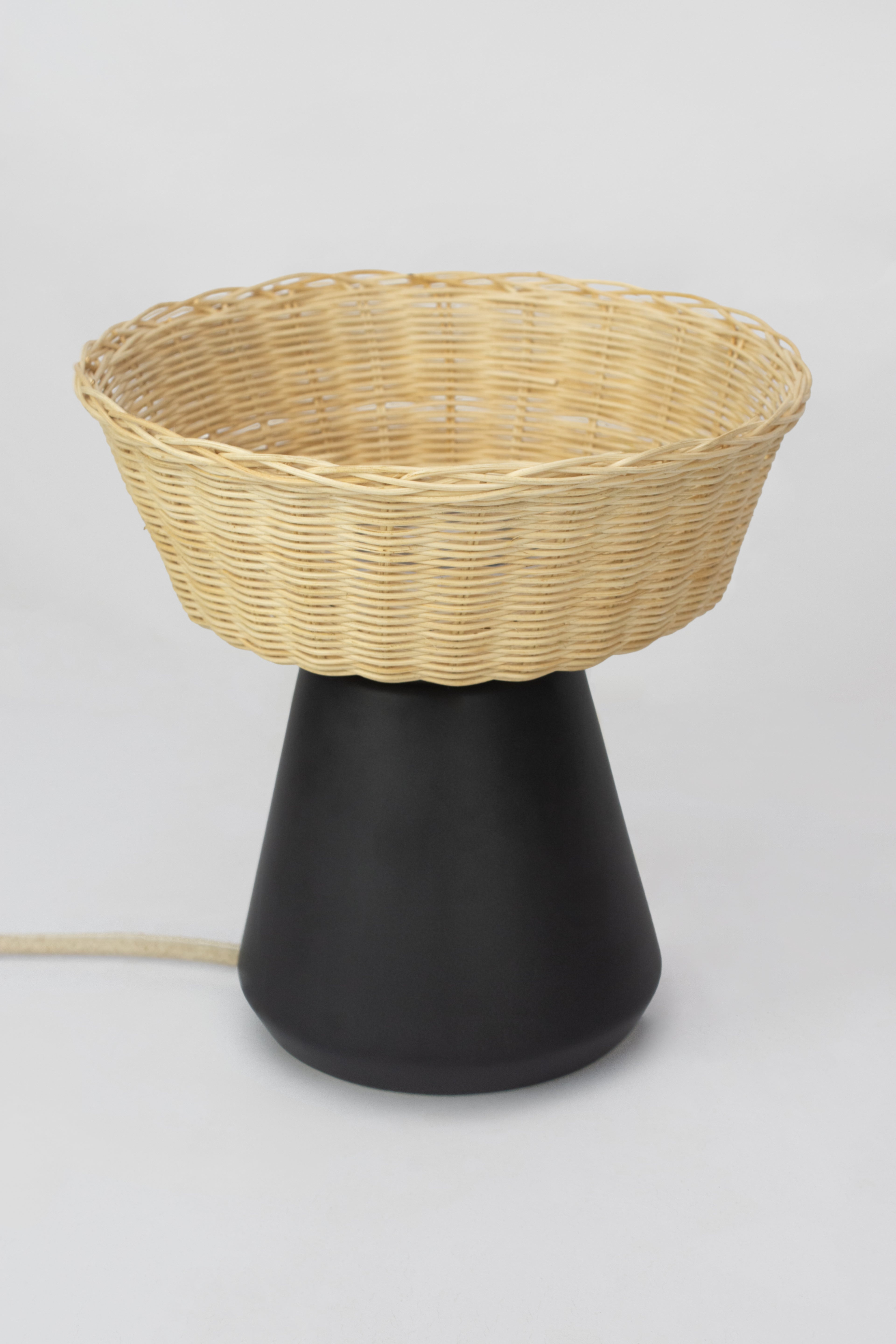 NAHUA - LÁMPARA DE MESA DE CERÁMICA Y MIMBRE