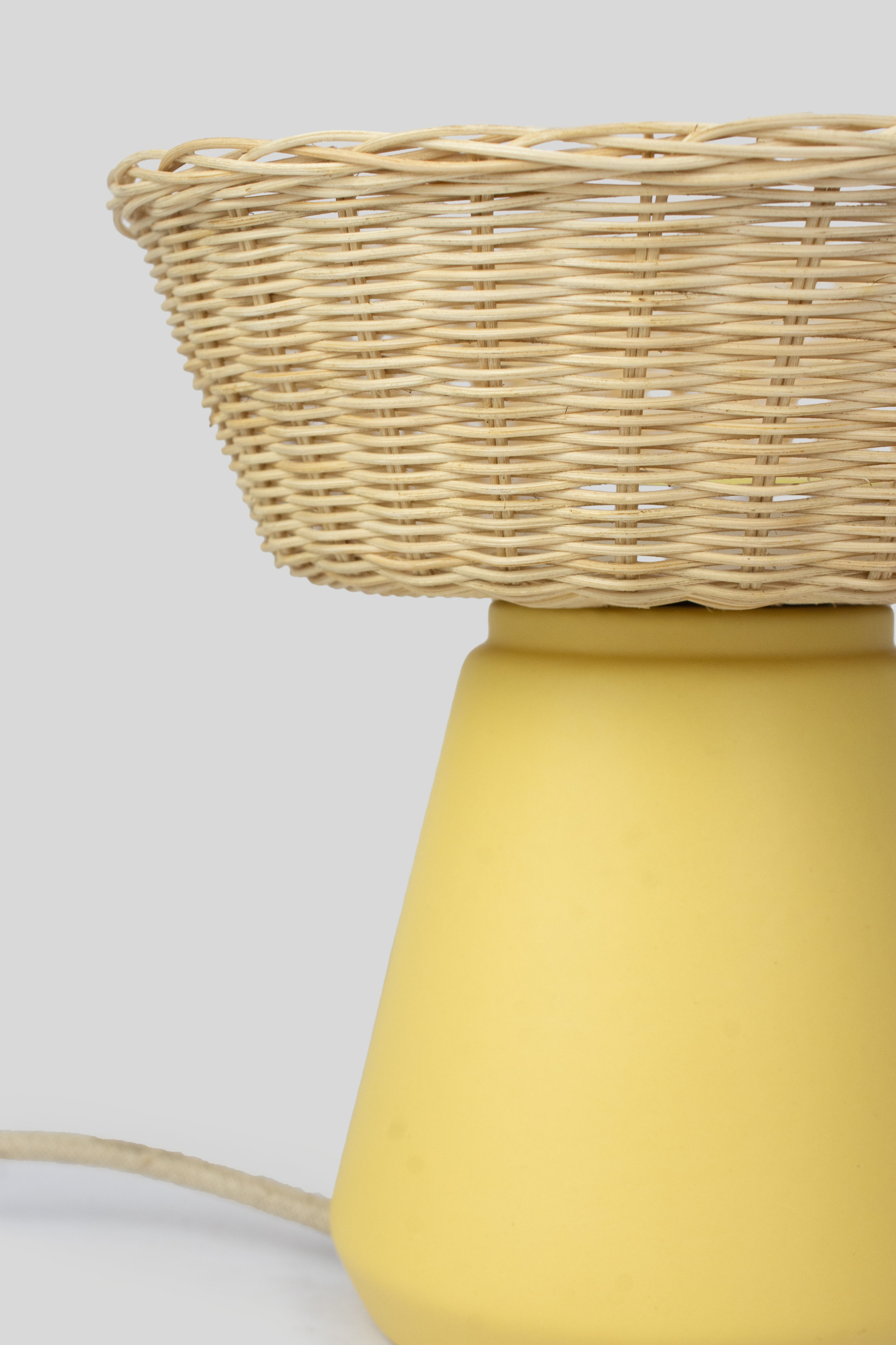 NAHUA - LÁMPARA DE MESA DE CERÁMICA Y MIMBRE