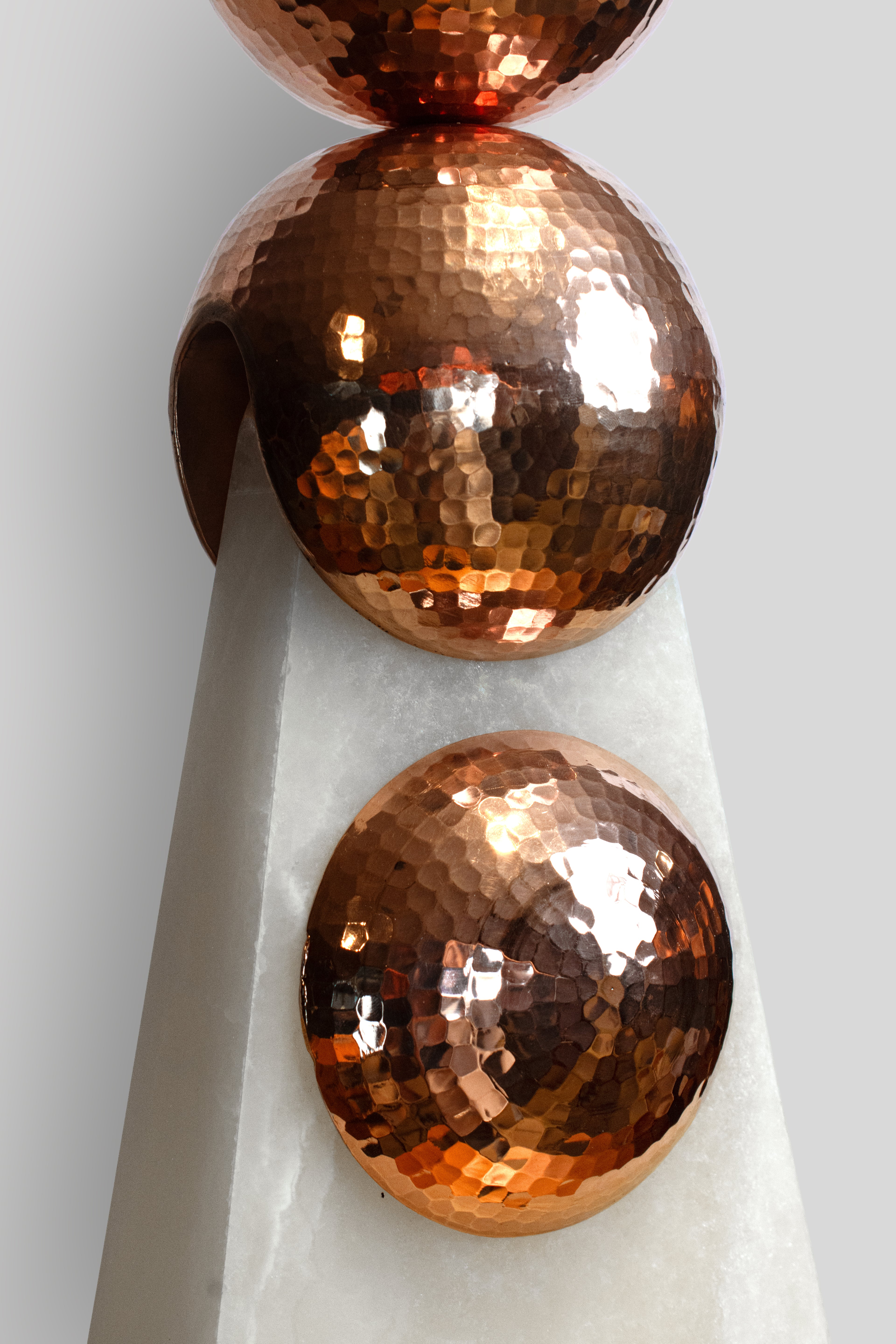 HALO - LÁMPARA DE MESA DE COBRE Y ÓNIX