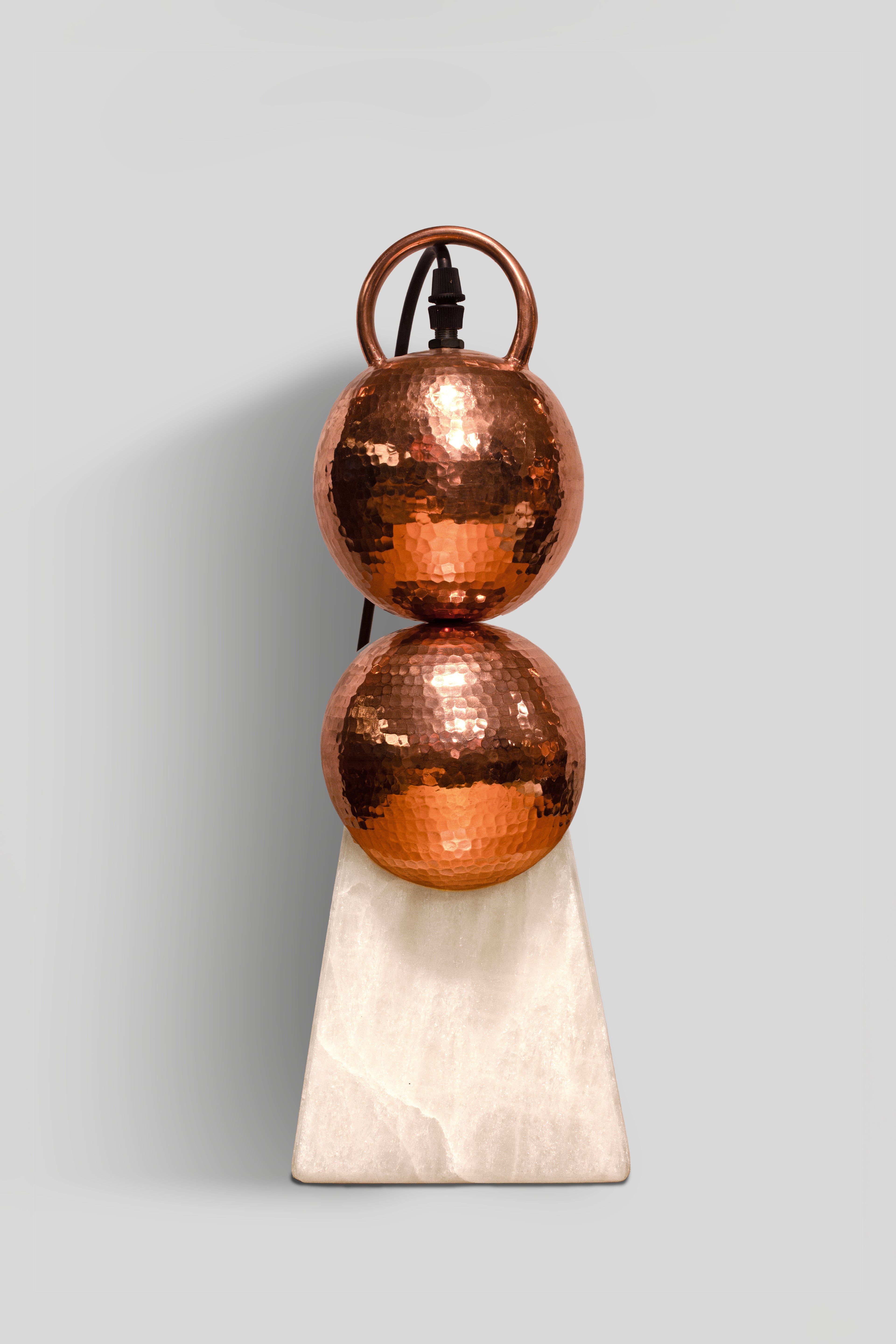 CÁTODO - LÁMPARA DE MESA DE COBRE Y ÓNIX