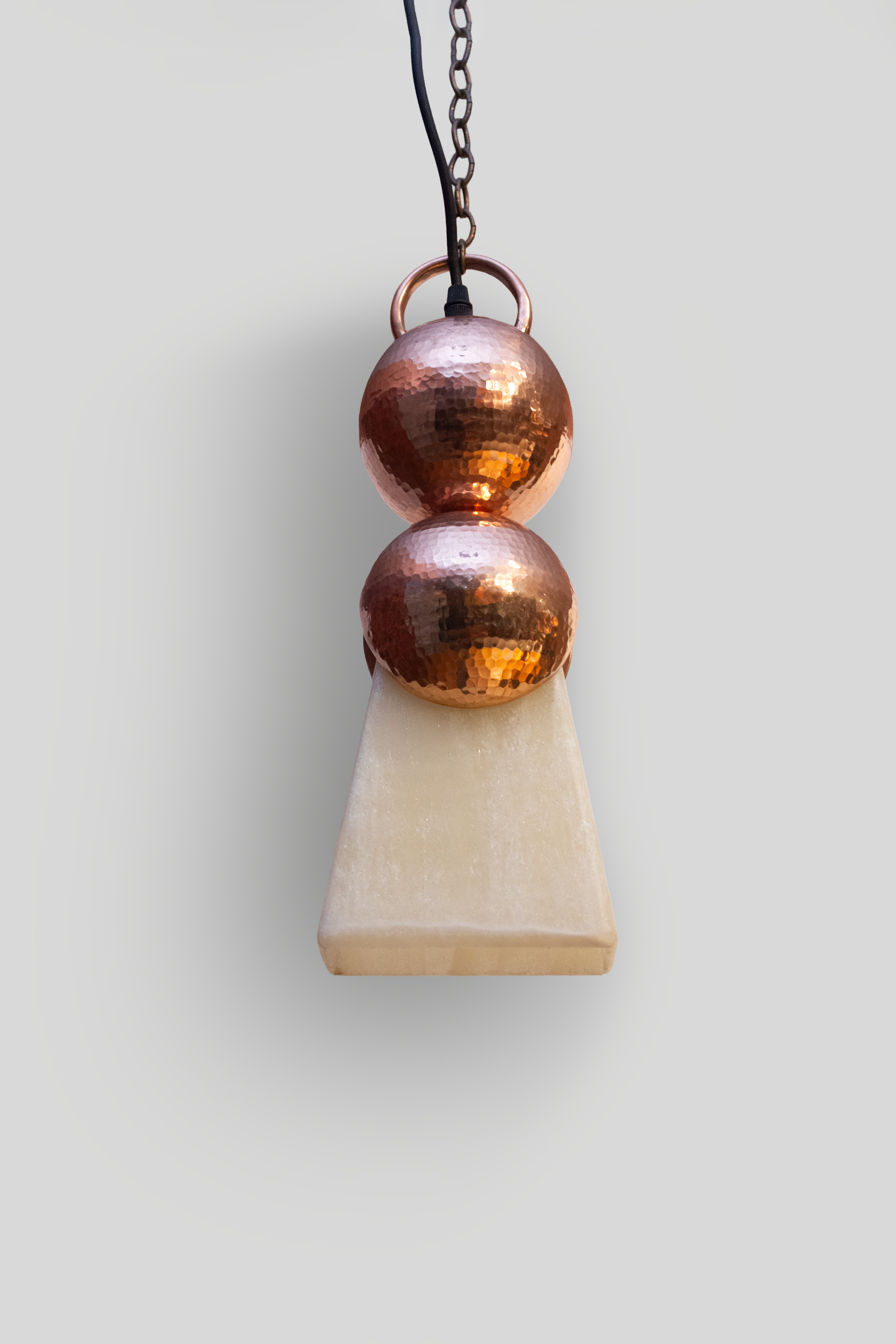 CÁTODO - LÁMPARA COLGANTE DE COBRE Y ÓNIX