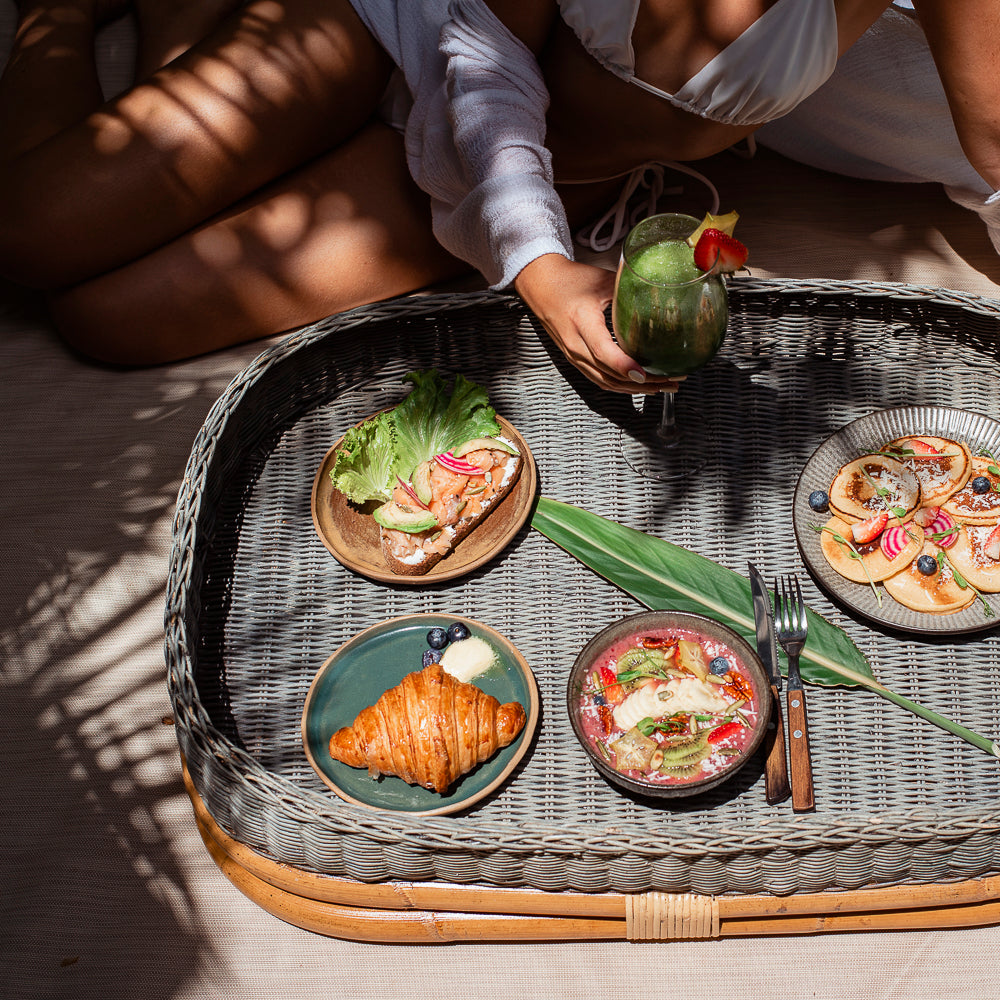 AKUMAL - BANDEJA FLOTANTE DE MIMBRE Y RATÁN