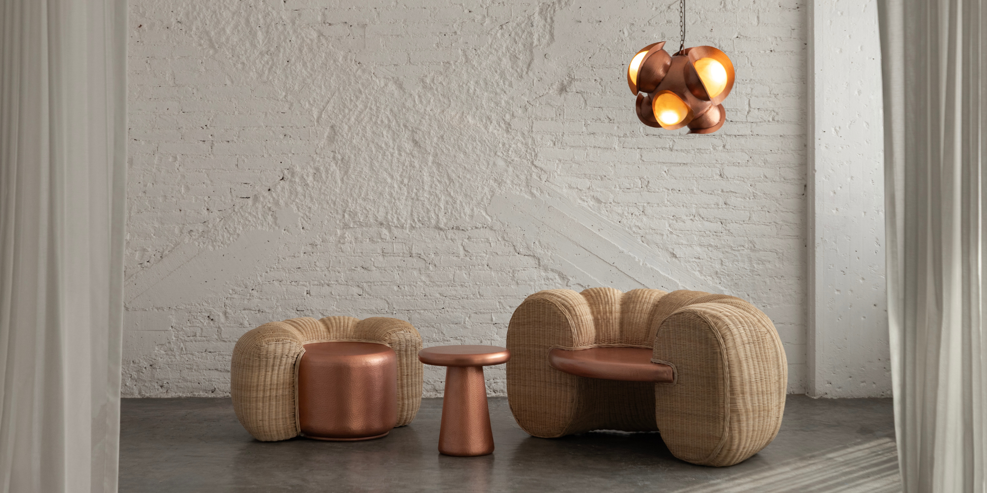 CELIS - LÁMPARA COLGANTE DE BRONCE MARTILLADO CON PANTALLAS DE ÓNIX