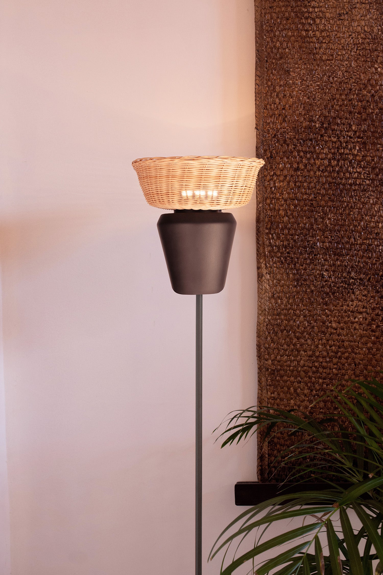 ESPIGA - LÁMPARA DE PIE DE CERÁMICA Y MIMBRE