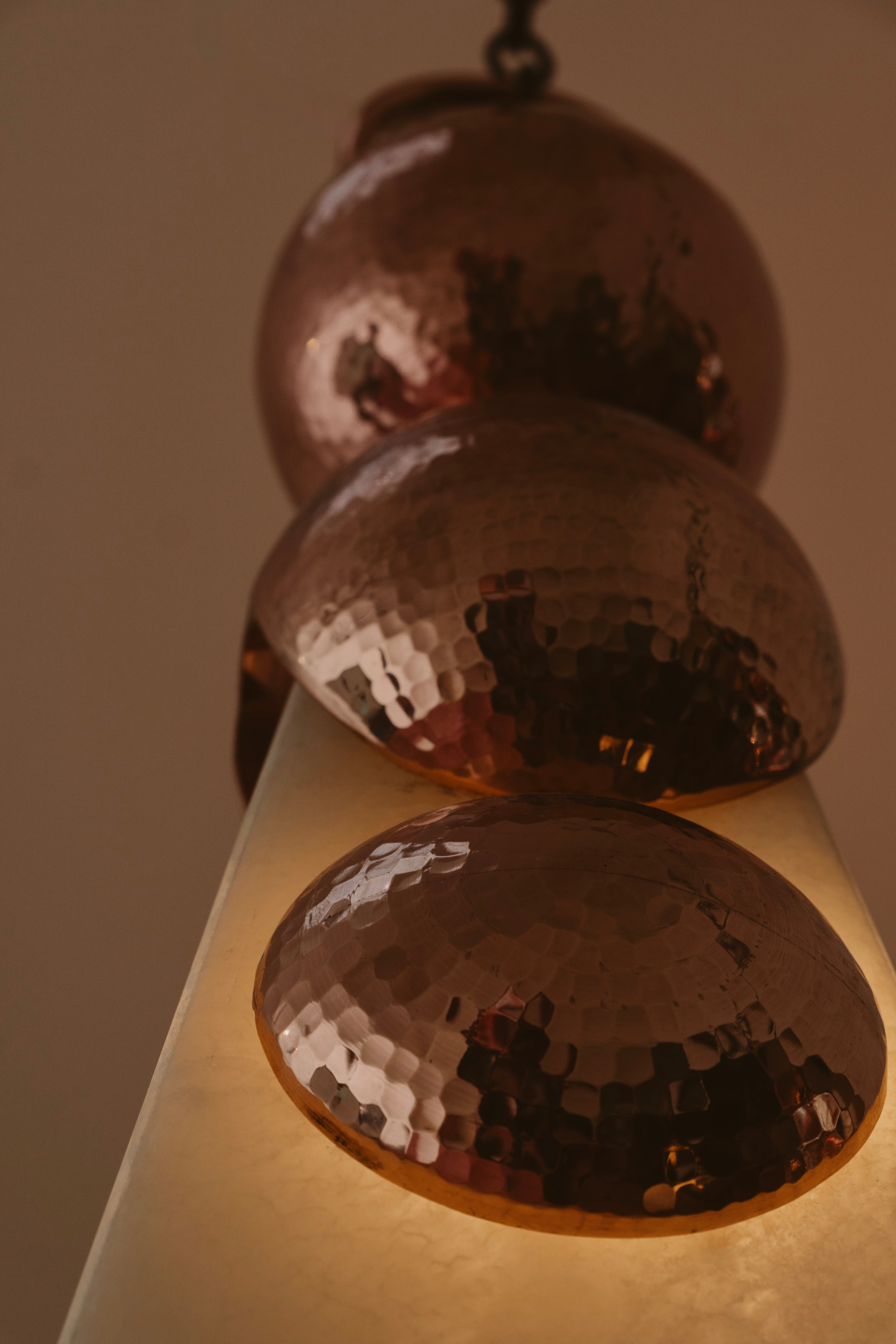 HALO - LÁMPARA COLGANTE DE COBRE Y ÓNIX