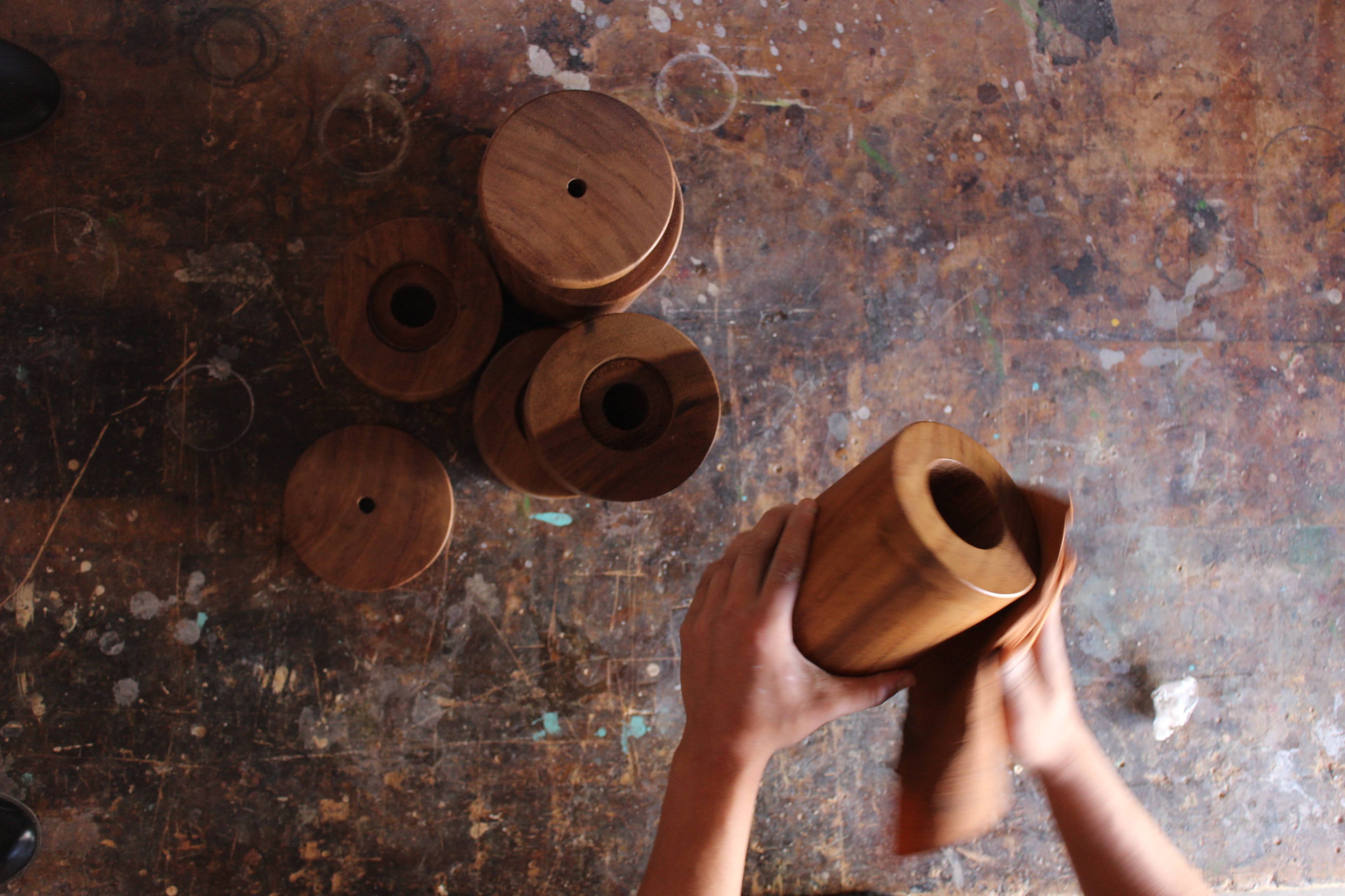 ARIO - LÁMPARA COLGANTE DE BARRO Y PAROTA