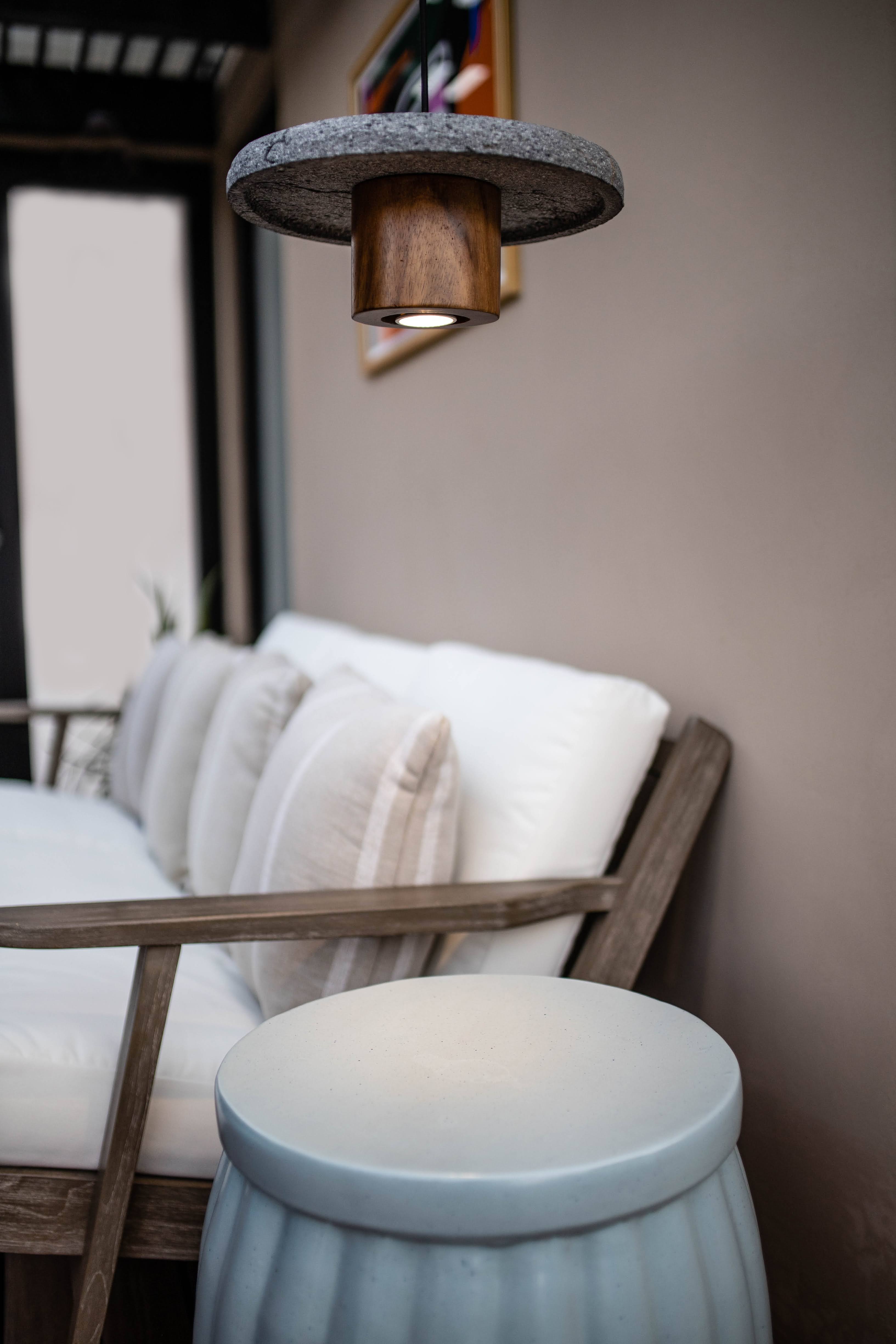 TACÁ - LÁMPARA COLGANTE DE BASALTO Y PAROTA