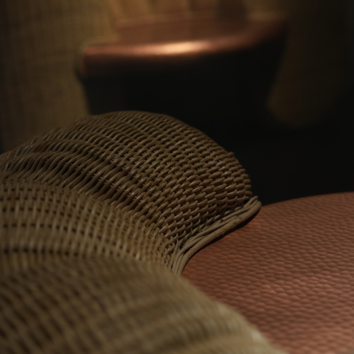 LUMO - TABURETE DE COBRE MARTILLADO CON TEJIDO DE MIMBRE