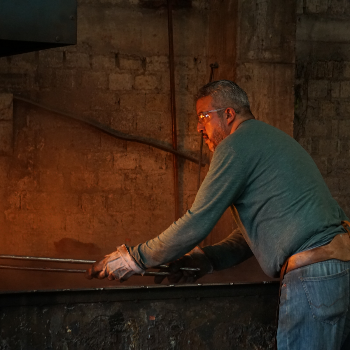 LUMO - TABURETE DE COBRE MARTILLADO CON TEJIDO DE MIMBRE