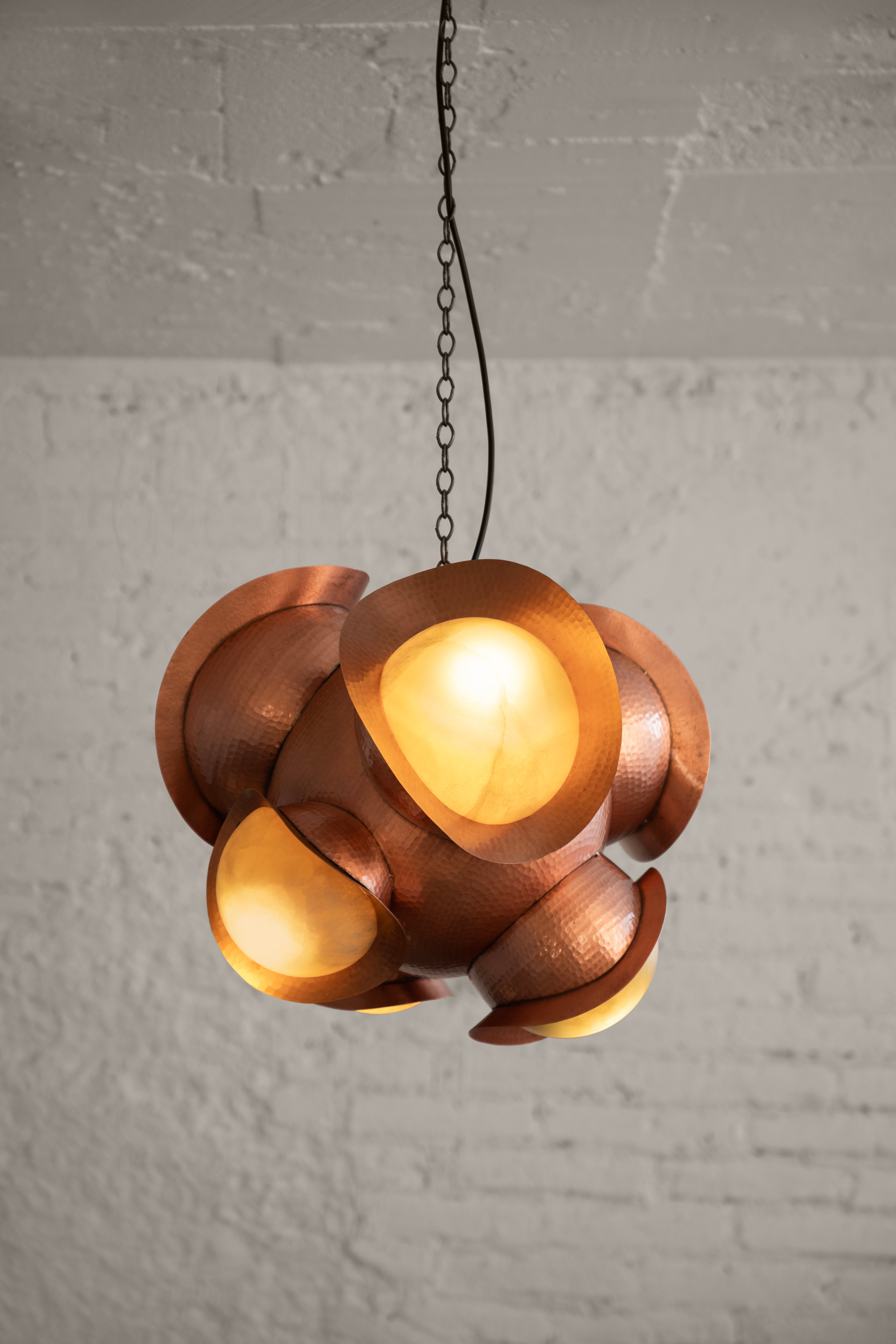 CELIS - LÁMPARA COLGANTE DE BRONCE MARTILLADO CON PANTALLAS DE ÓNIX