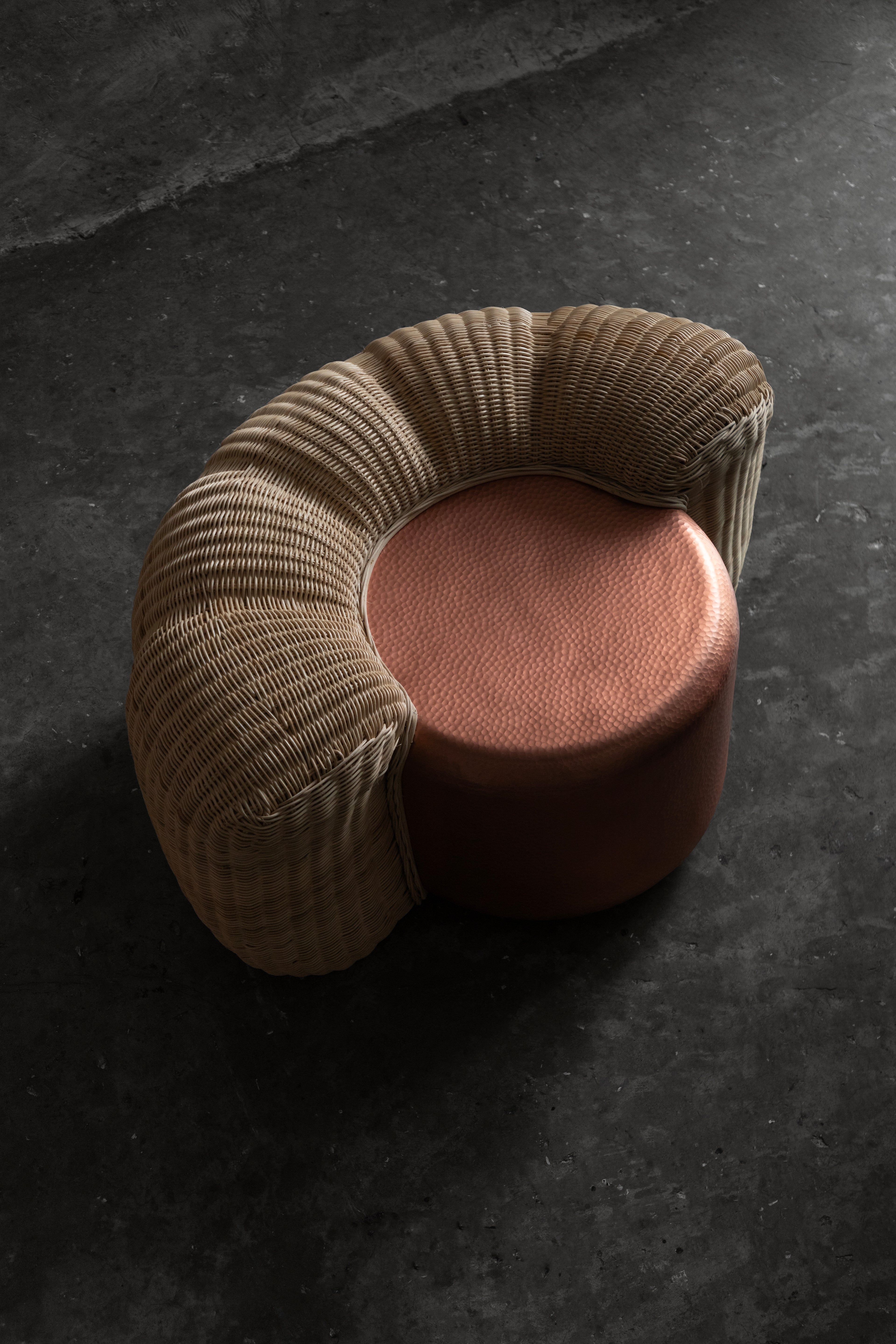 LUMO - TABURETE DE COBRE MARTILLADO CON TEJIDO DE MIMBRE