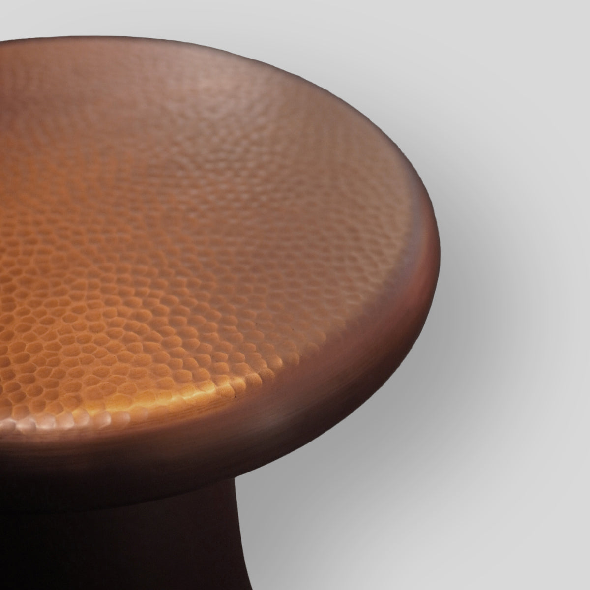 ORIGEN - MESA AUXILIAR DE COBRE MARTILLADO