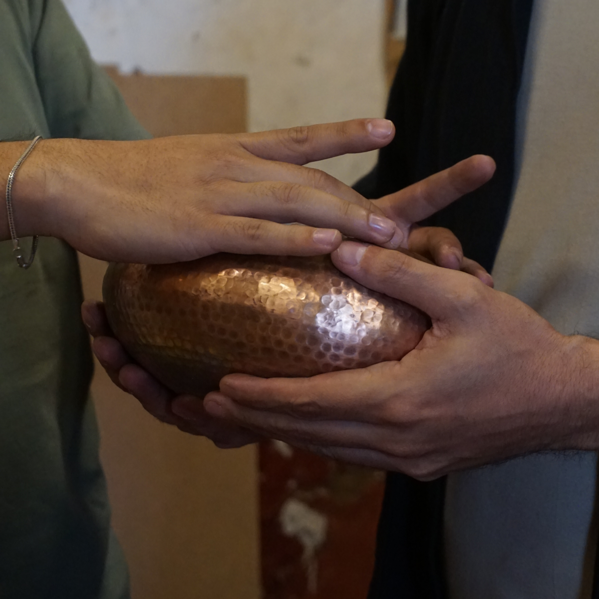 PIRA - LÁMPARA COLGANTE DE COBRE Y PAROTA