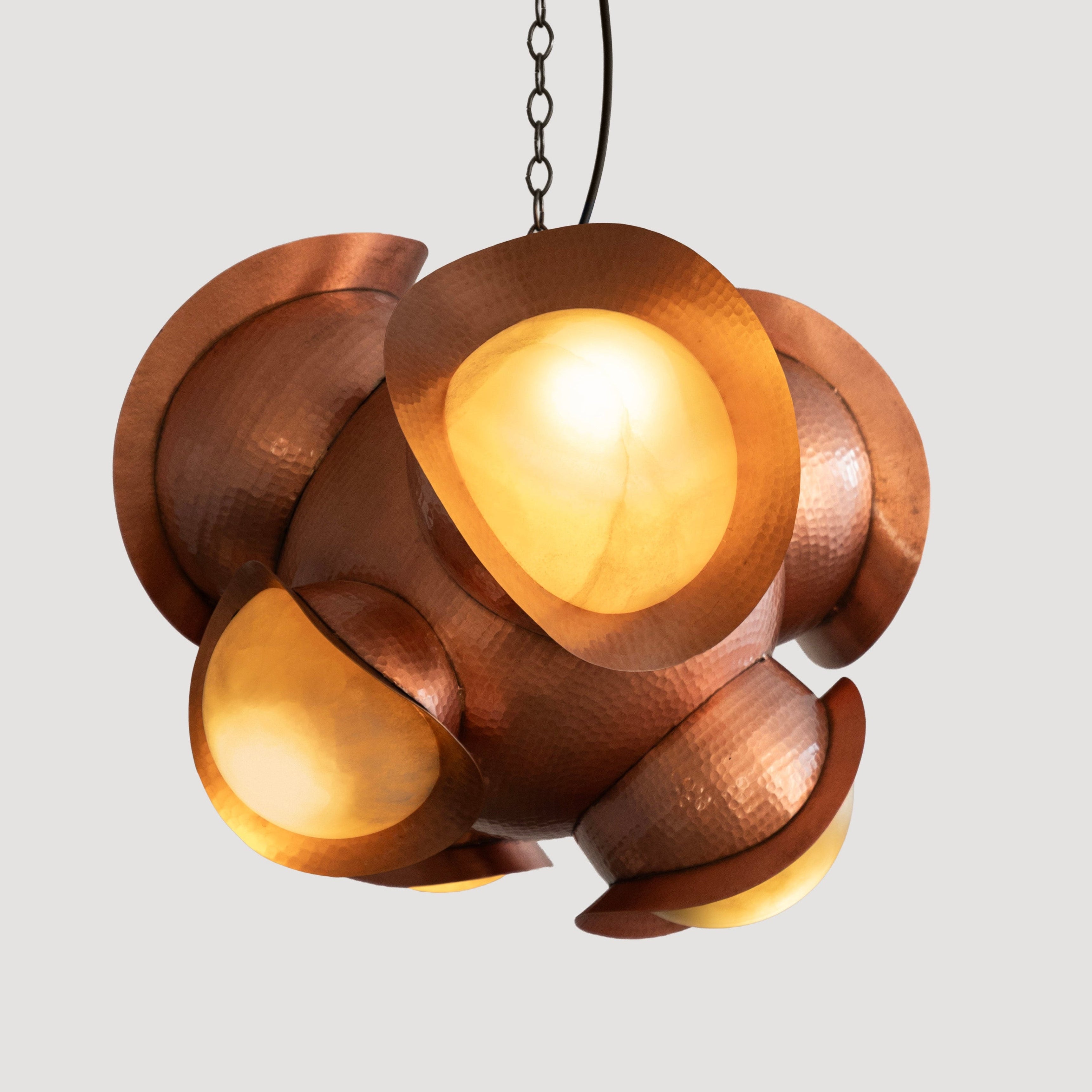 CELIS - LÁMPARA COLGANTE DE BRONCE MARTILLADO CON PANTALLAS DE ÓNIX