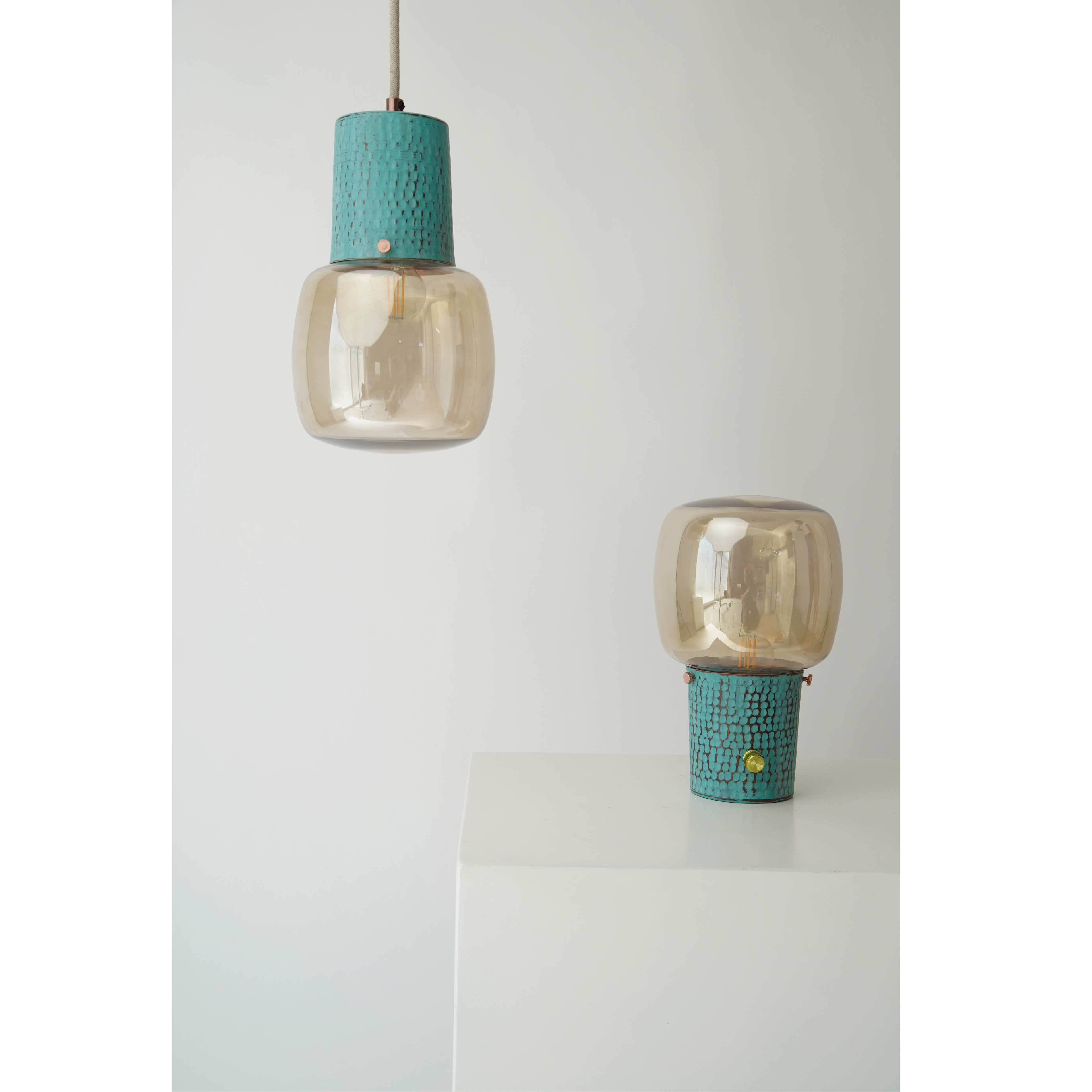 DONNEA - LÁMPARA DE MESA DE COBRE