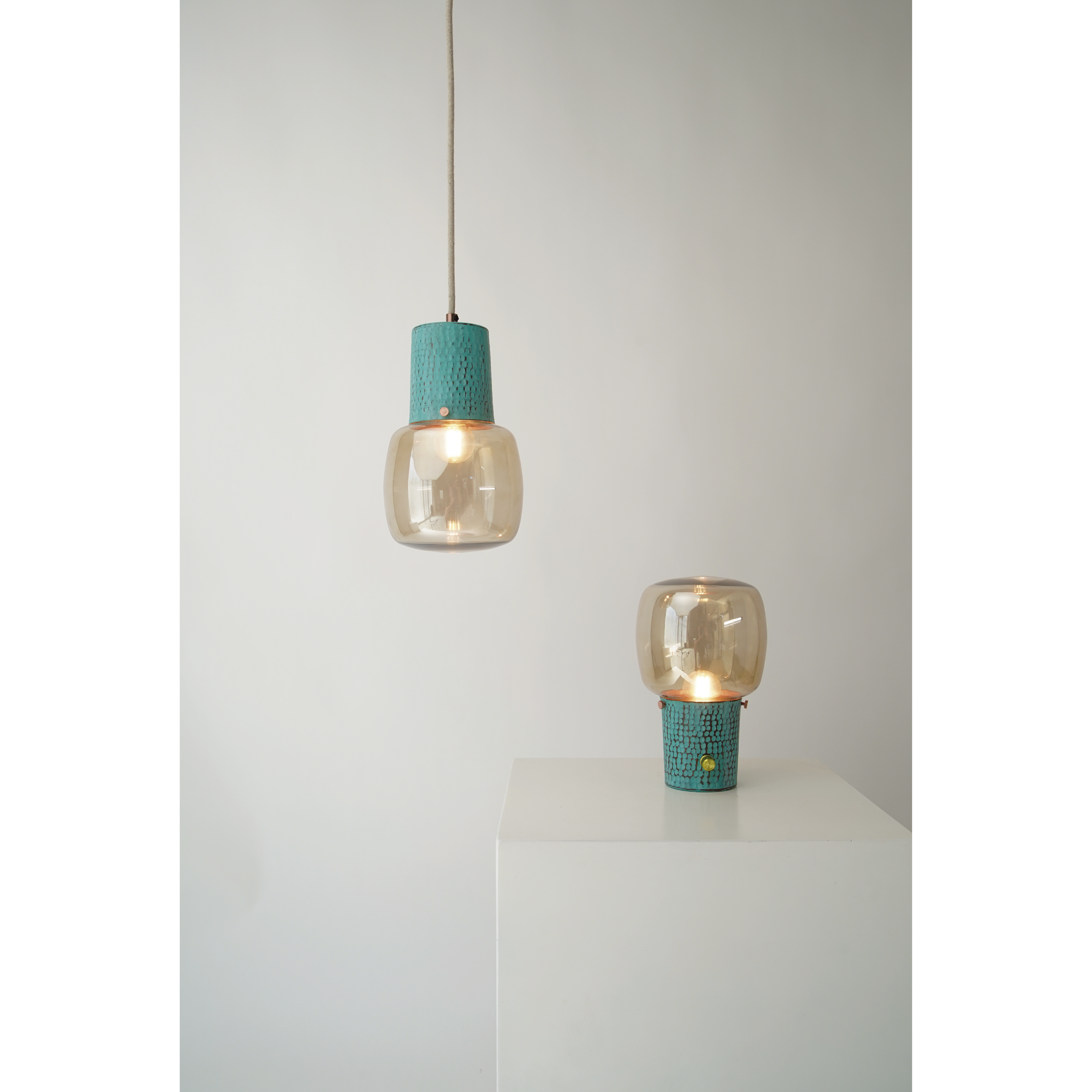 DONNEA - LÁMPARA DE MESA DE COBRE