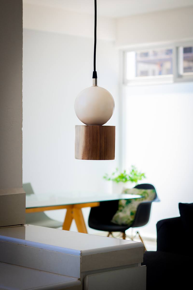 ARIO - LÁMPARA COLGANTE DE BARRO Y PAROTA