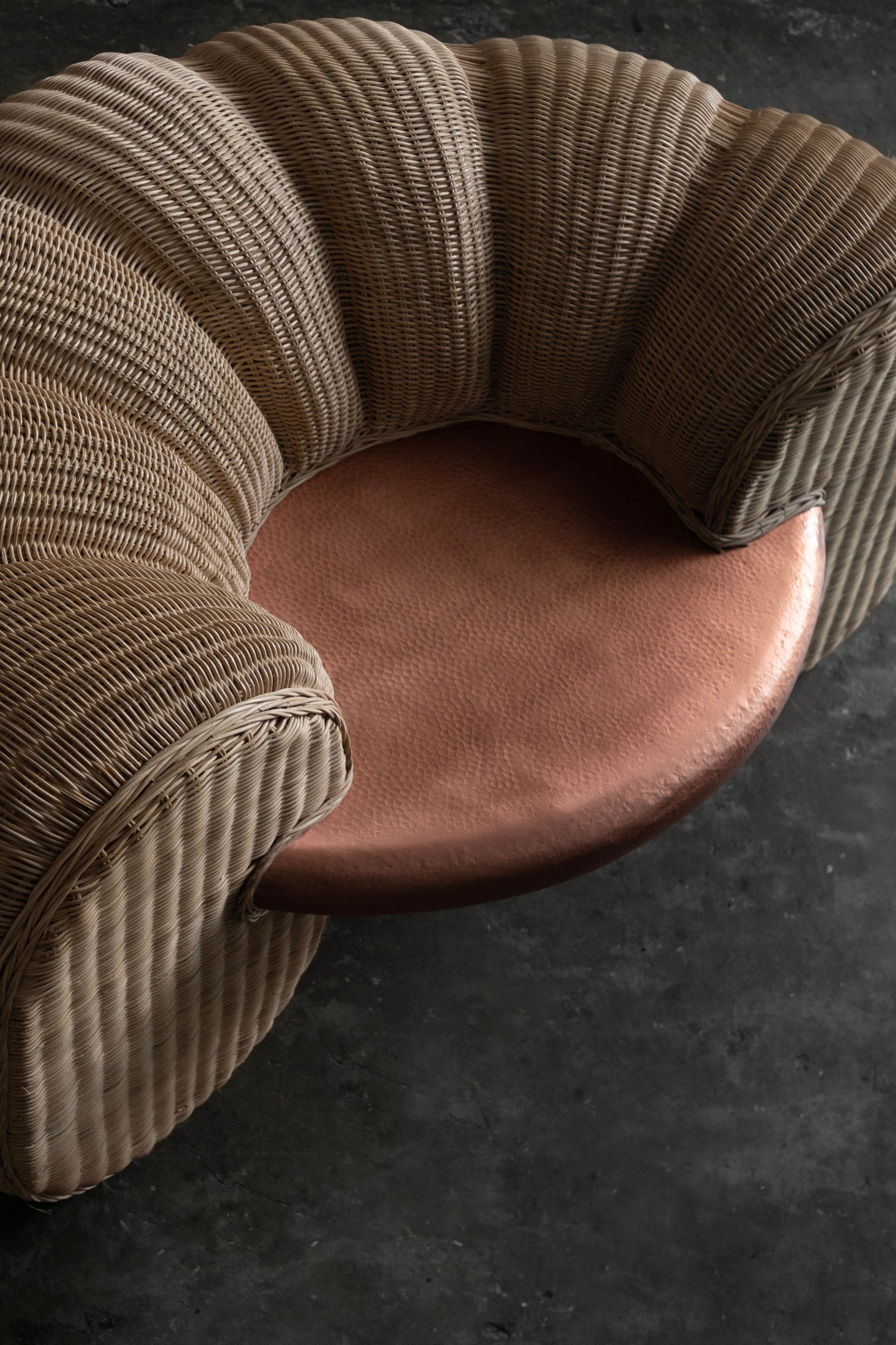 AURA - SILLÓN DE COBRE MARTILLADO Y TEJDO DE MIMBRE