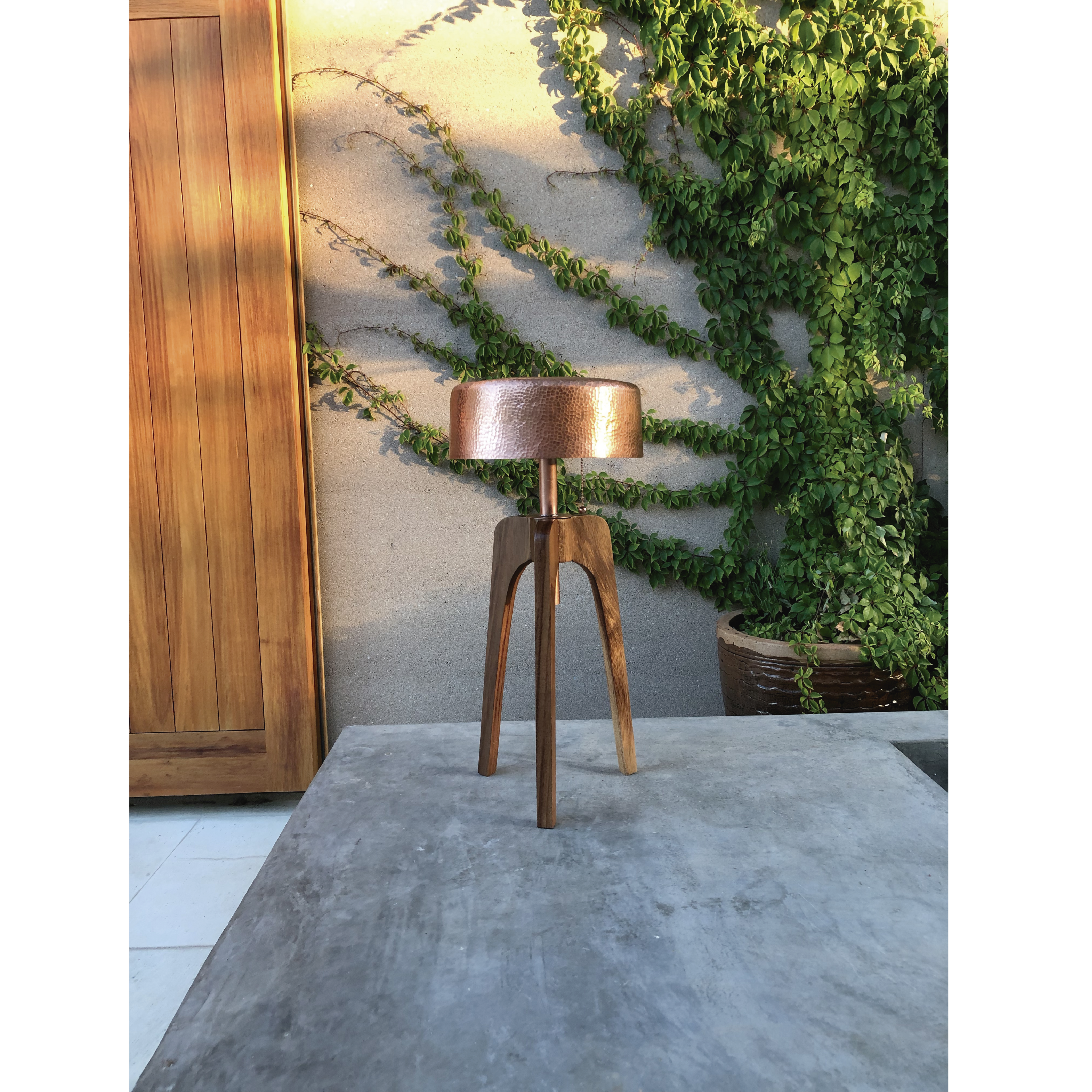 TRIPPI - LÁMPARA DE MESA DE COBRE Y ROSA MORADA