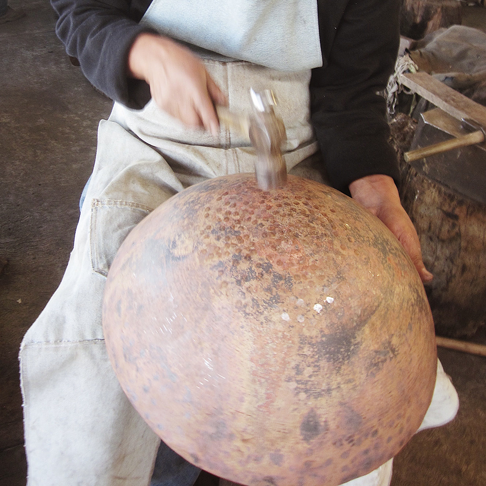 TZINTZU- MESA AUXILIAR DE PAROTA Y COBRE