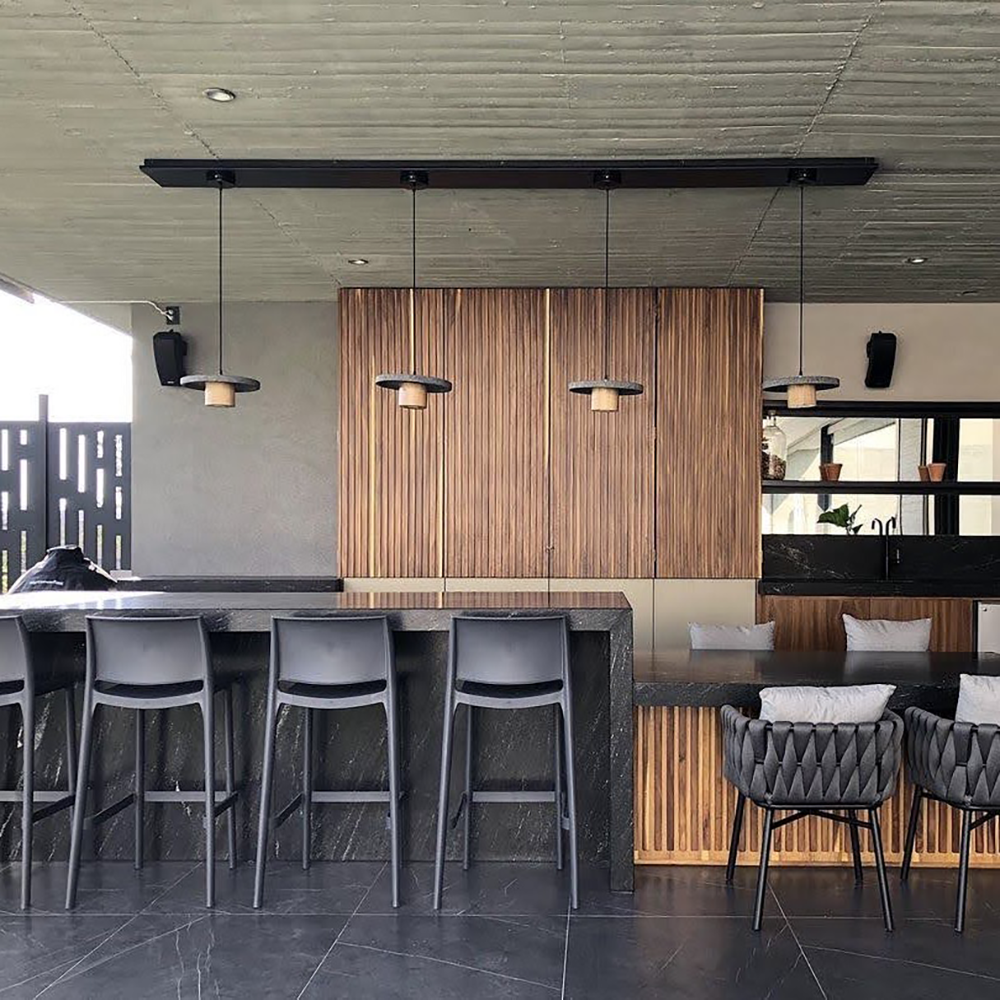 TACÁ - LÁMPARA COLGANTE DE BASALTO Y PAROTA