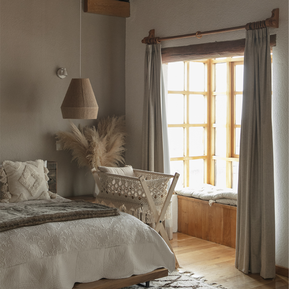 HADI - CUNA DE MACRAMÉ CON BASE DE MADERA