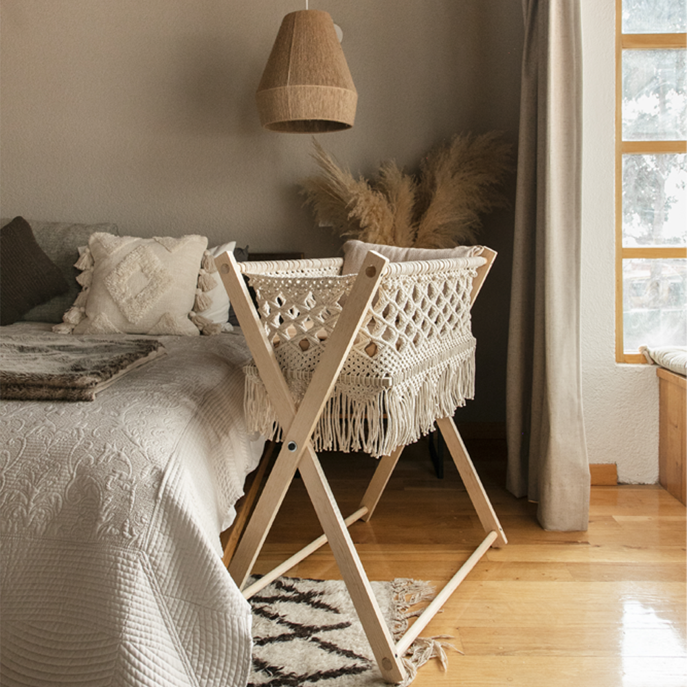 HADI - CUNA DE MACRAMÉ CON BASE DE MADERA