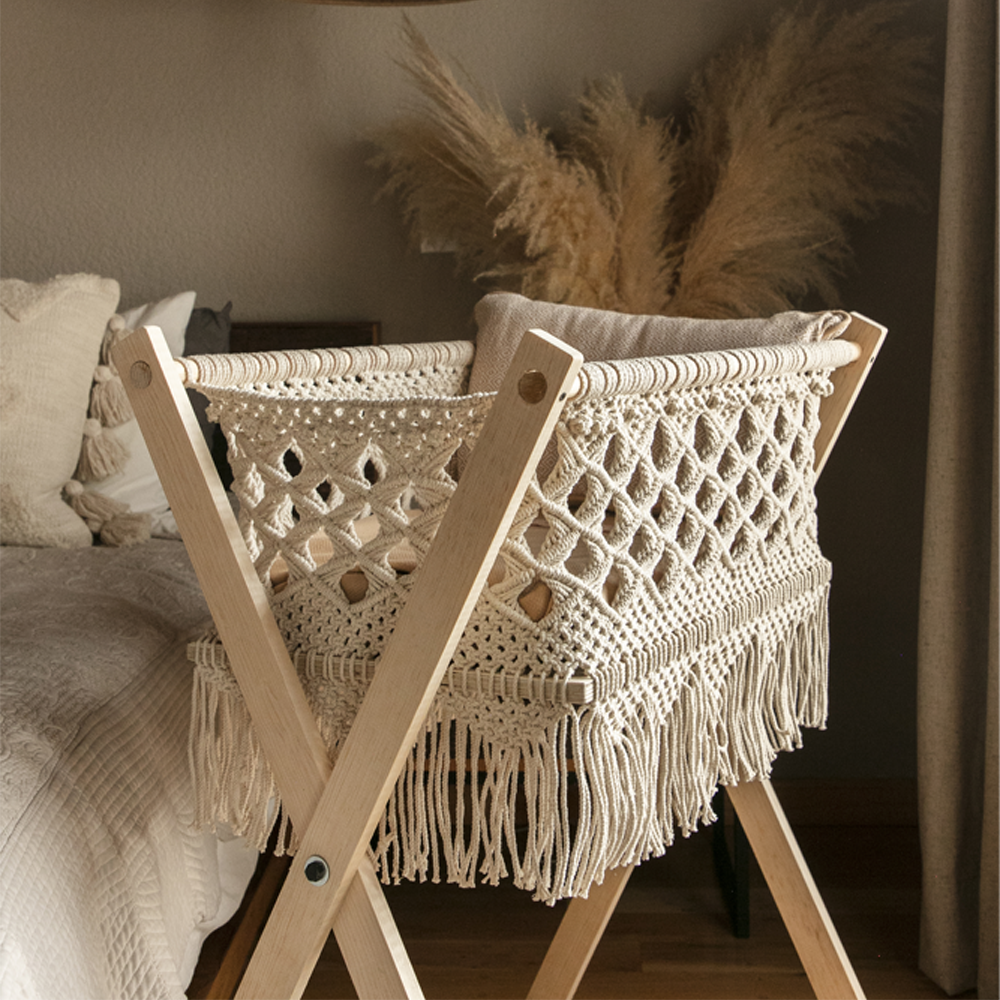 HADI - CUNA DE MACRAMÉ CON BASE DE MADERA