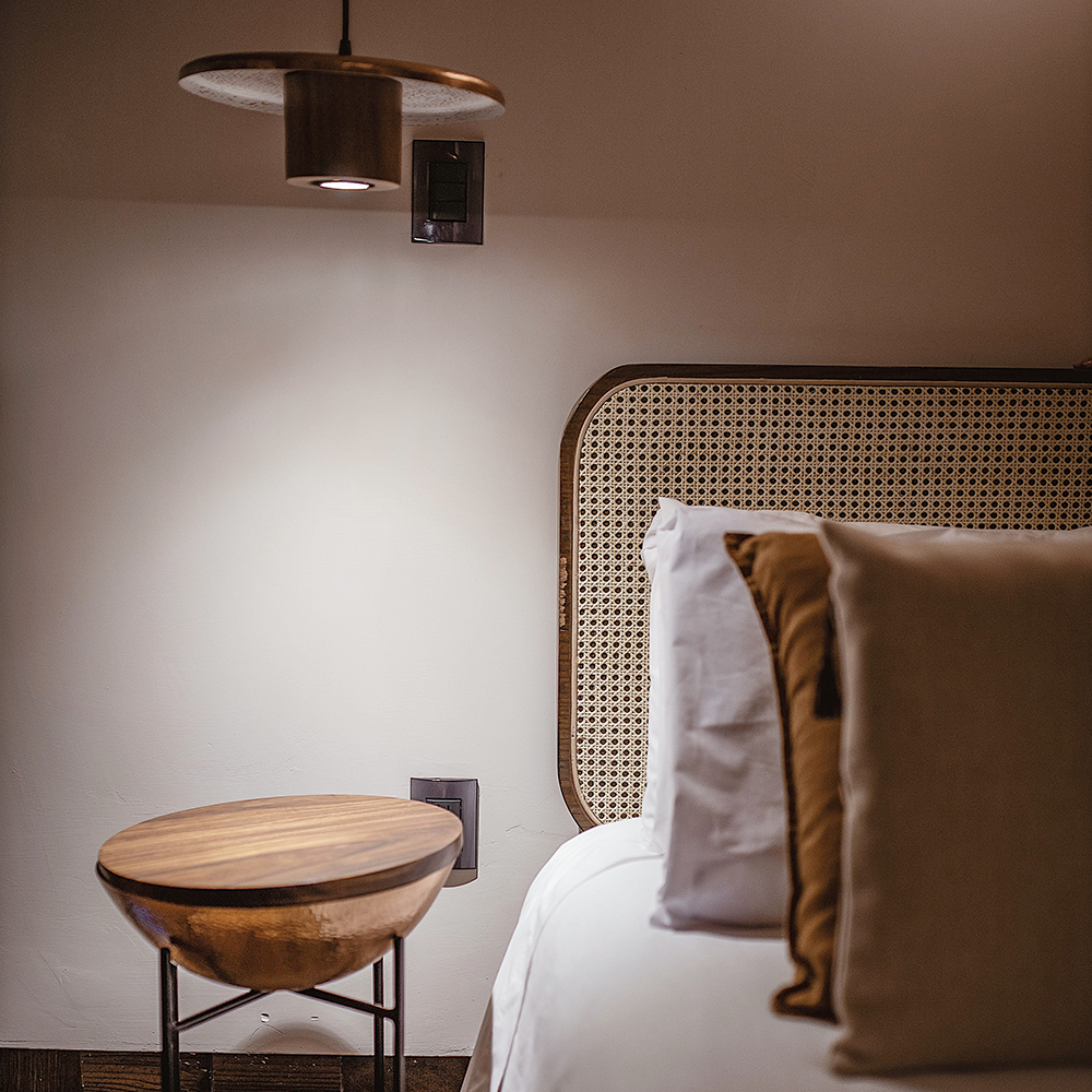 TZINTZU- MESA AUXILIAR DE PAROTA Y COBRE