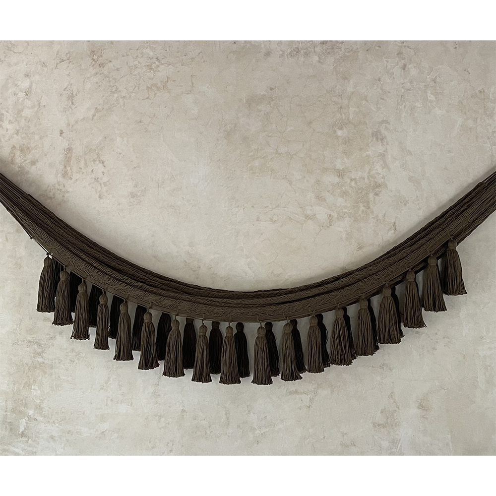 DEVA - HAMACA CON POMPONES LARGOS DE ALGODÓN