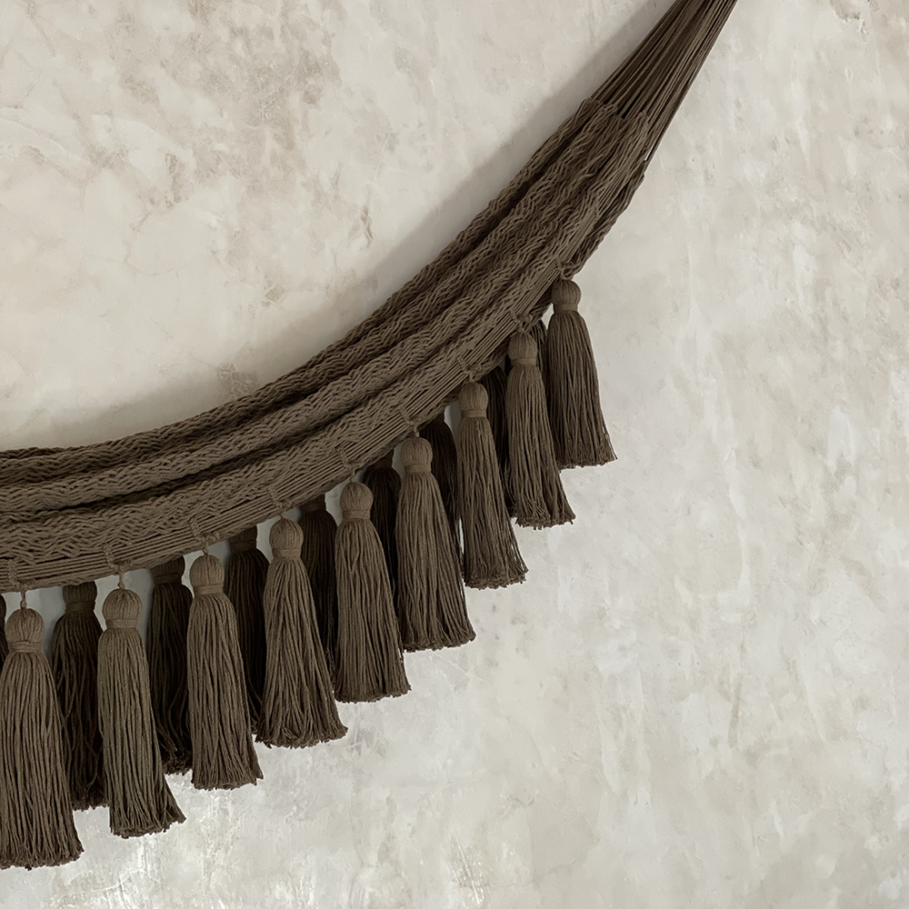 DEVA - HAMACA CON POMPONES LARGOS DE ALGODÓN