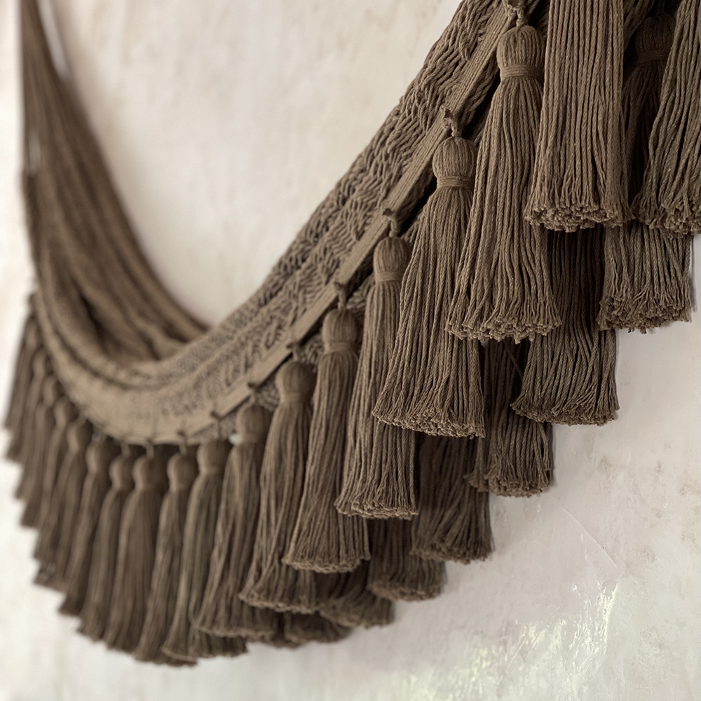 DEVA - HAMACA CON POMPONES LARGOS DE ALGODÓN